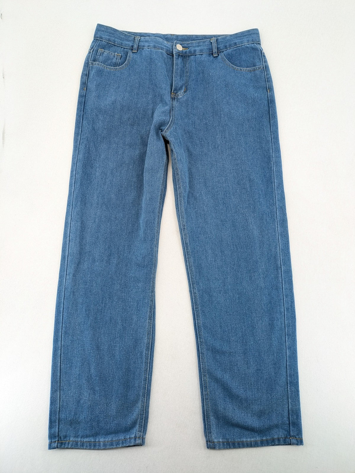 Straight Leg blue straight jeans high waist with classic denim material and button closure.
