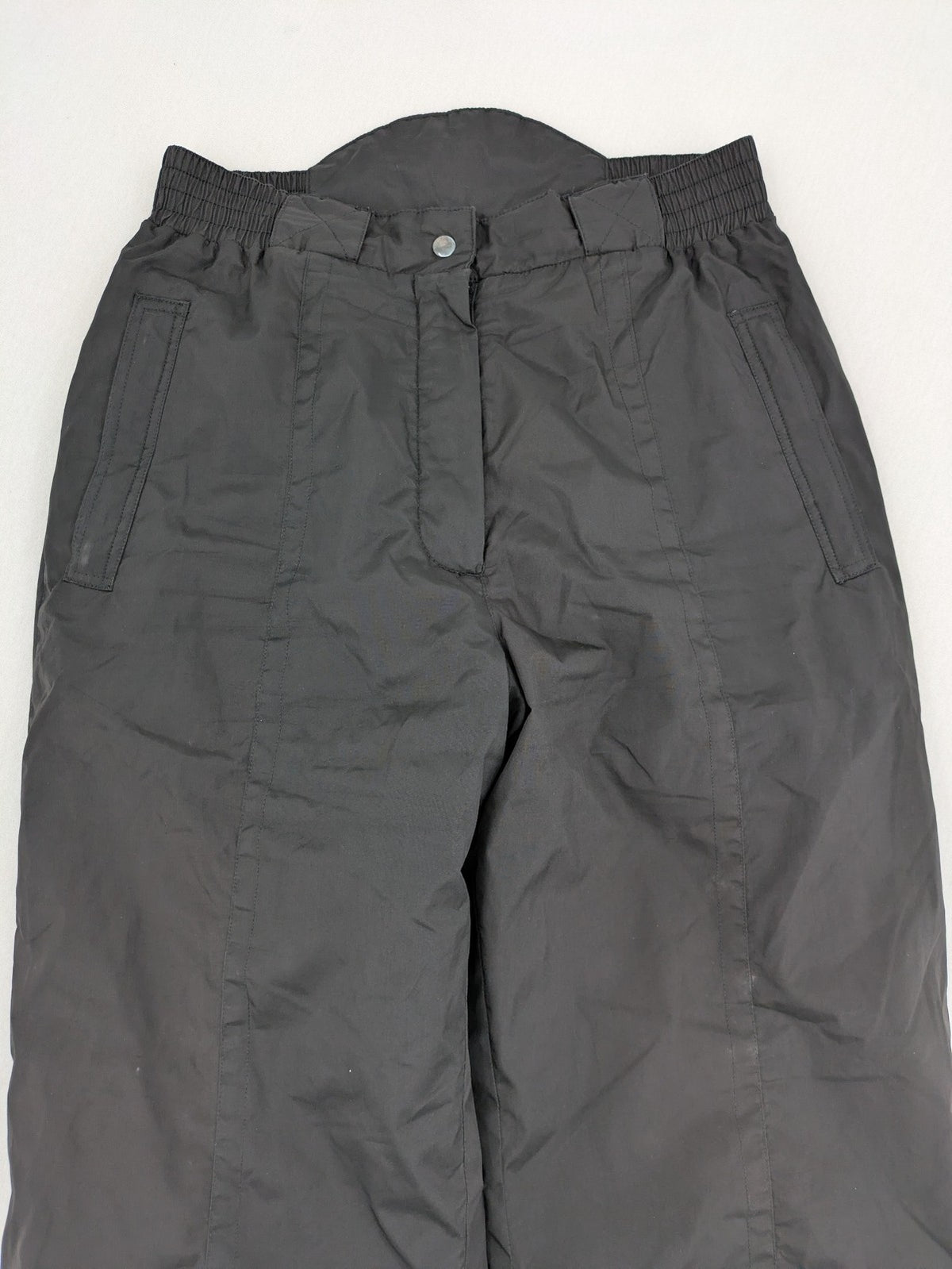 GEF black ski pants size 40, insulated, featuring zippered cuffs and snow gaiters.