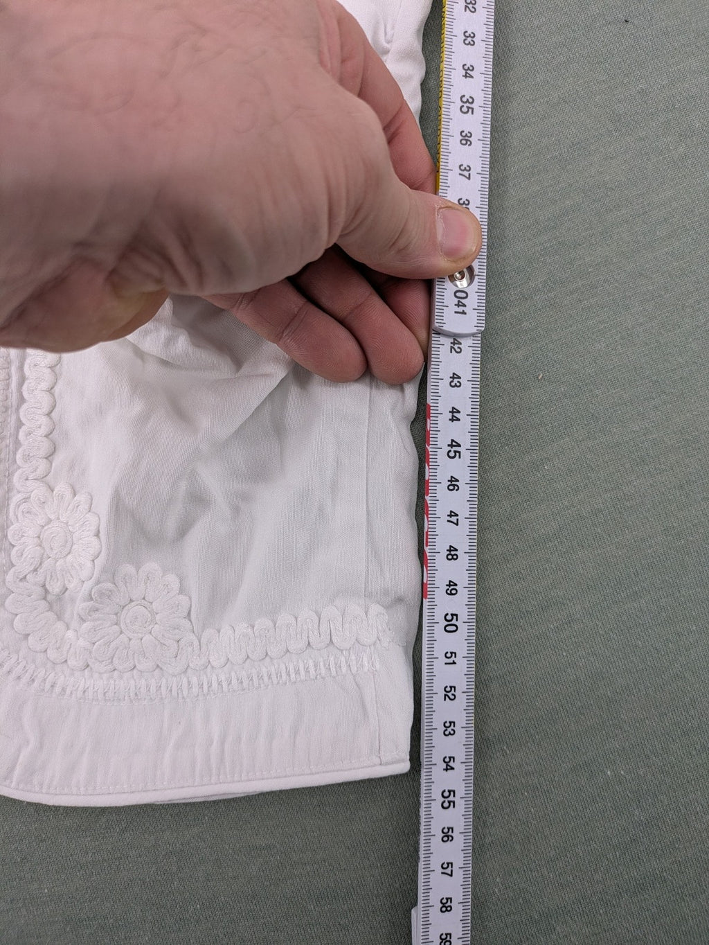 TREDY white capri pants with delicate floral embroidery and wide comfort waistband.