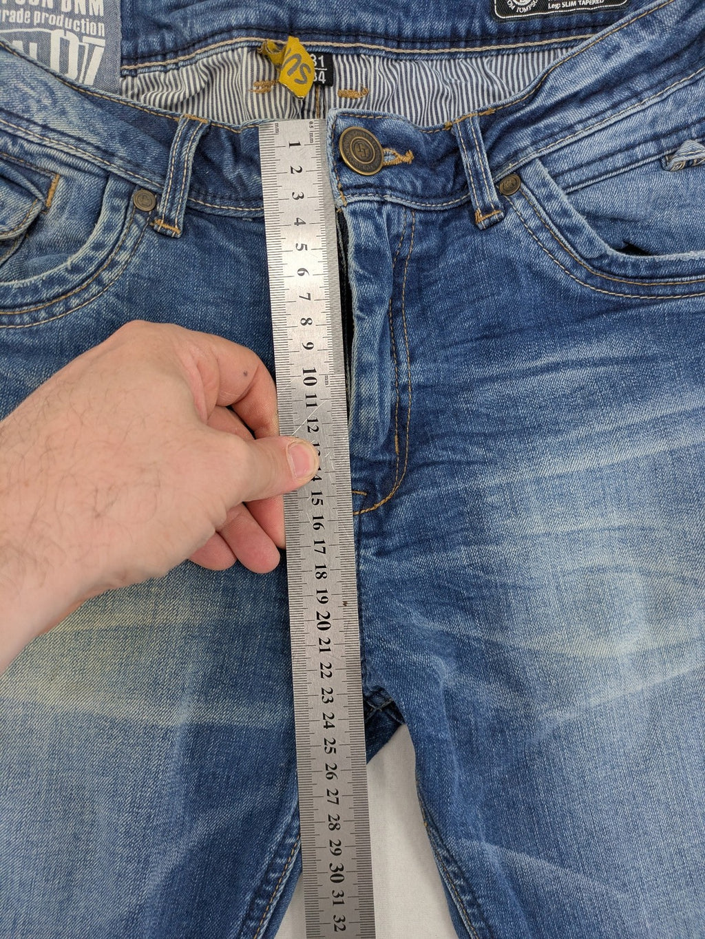 Tom Tompson blue straight jeans with classic 5-pocket style and subtle used effects.