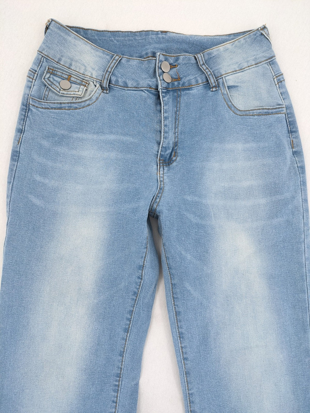 Straight Leg blue straight jeans high waist with unique double button closure.
