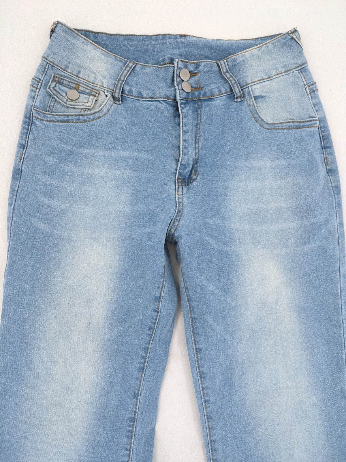 Straight Leg blue straight jeans high waist with unique double button closure.