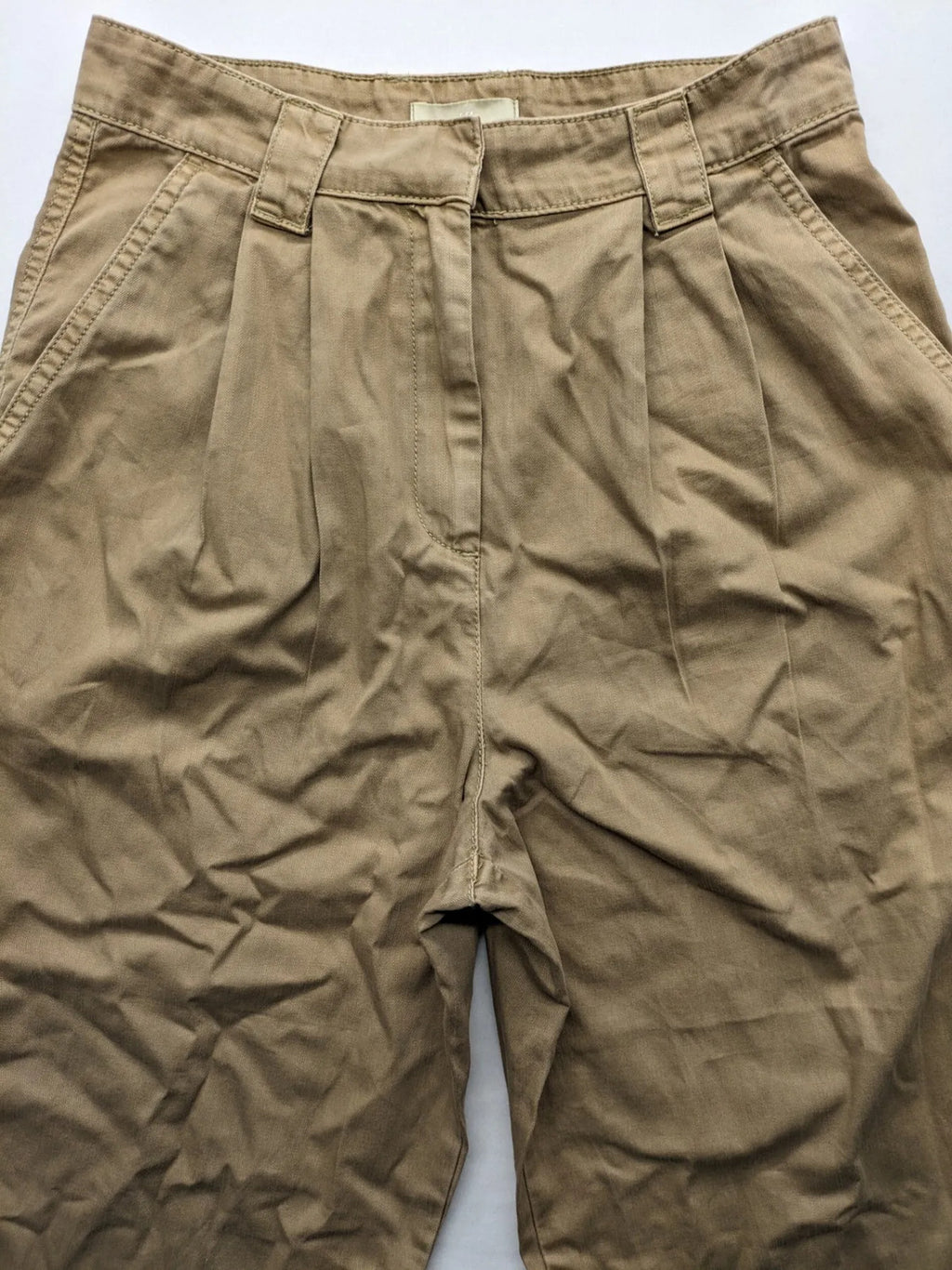 H&M beige tapered leg pants with pleats, high waist, 100% cotton, side pockets.
