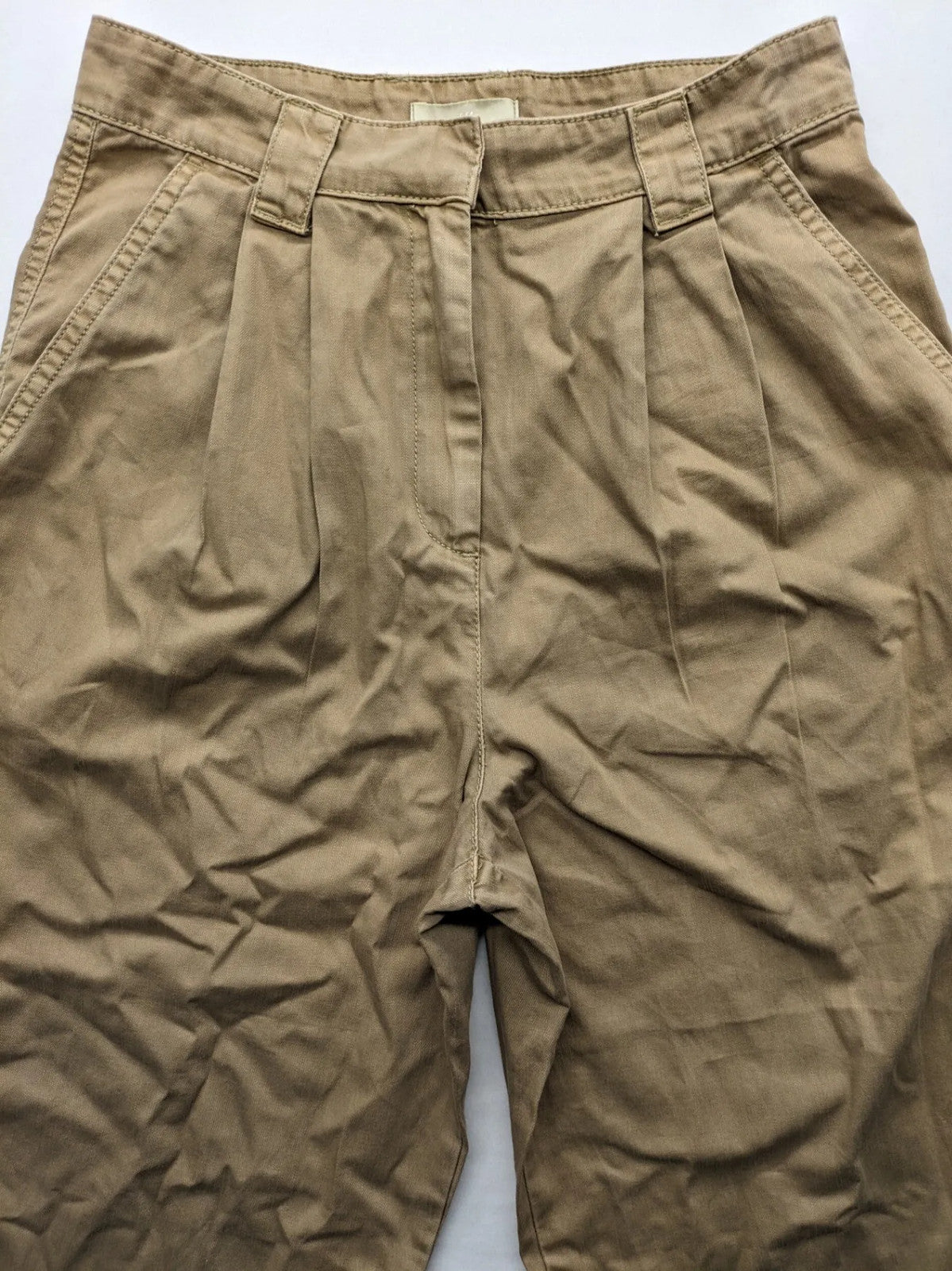 H&M beige tapered leg pants with pleats, high waist, 100% cotton, side pockets.