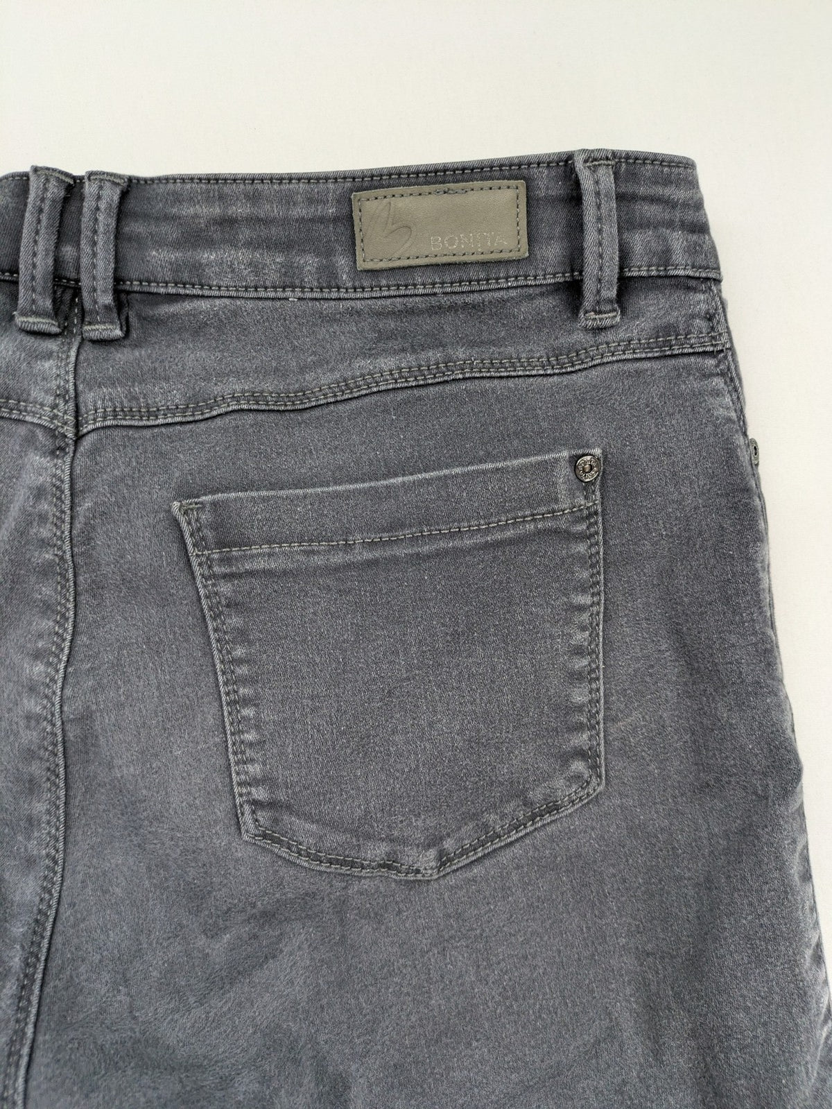 Bonita grey straight jeans 5-pocket style with stretch material and slim fit design.