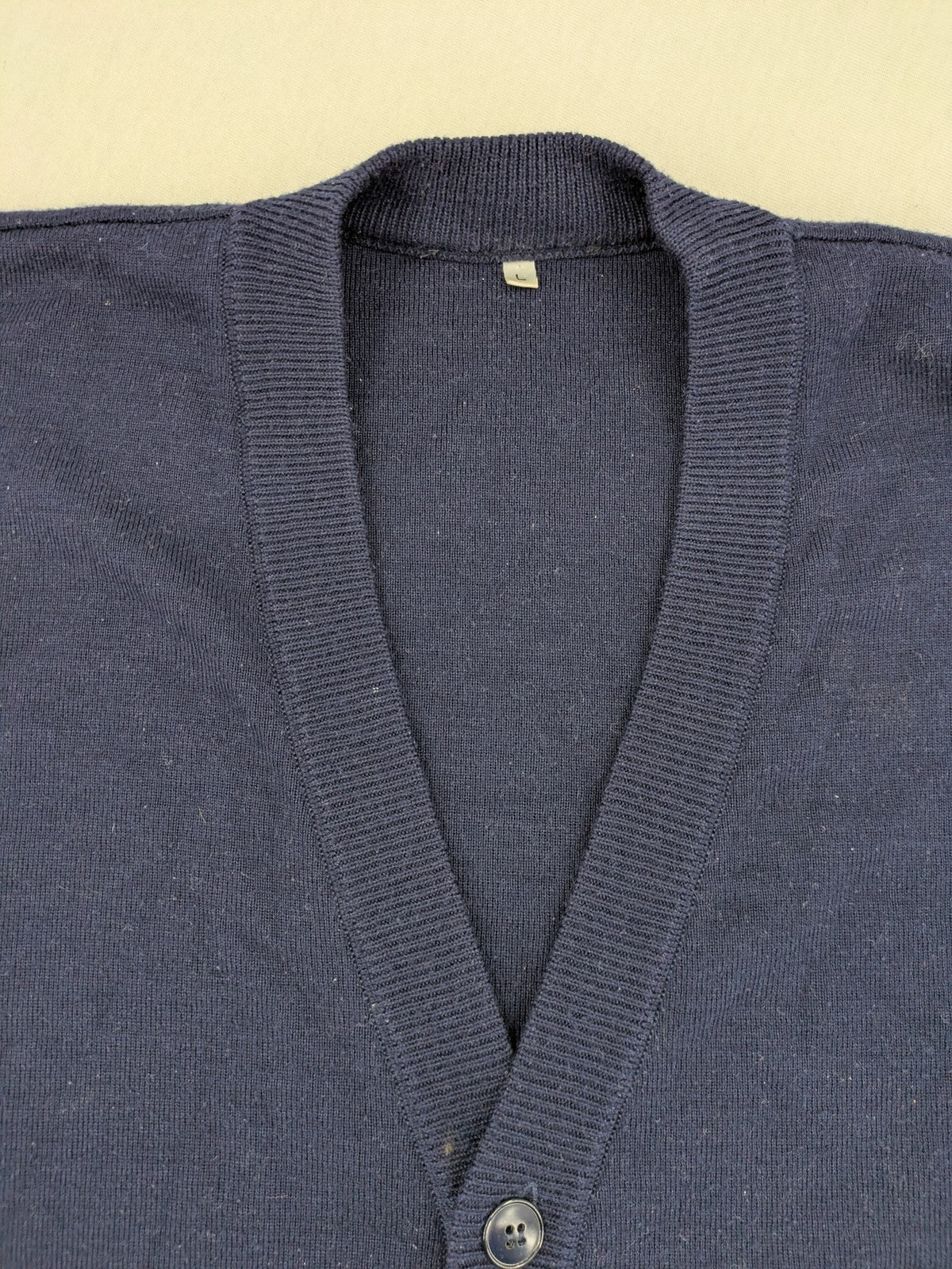 Schurwolle navy knit jumper classic V-neck with button placket, made from wool blend.