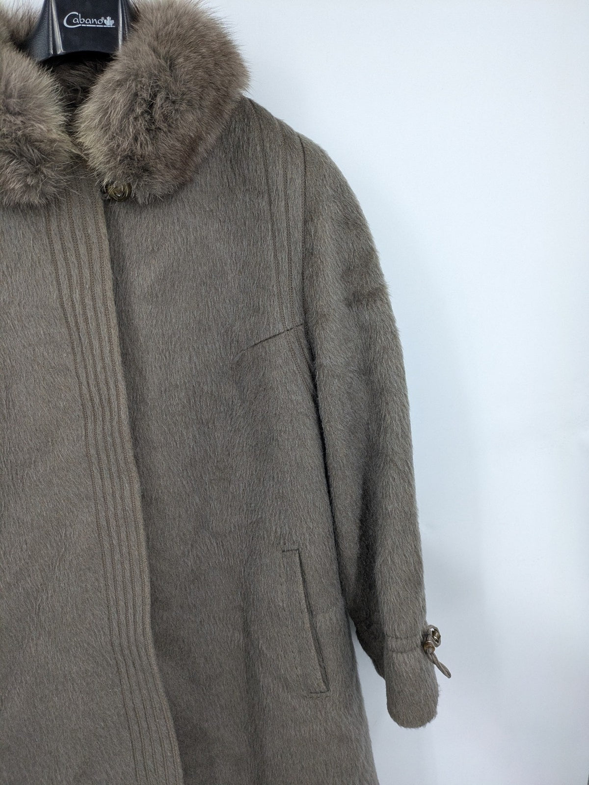 Lama brown vintage coat with fur collar, textured llama-mohair blend, elegant silhouette.