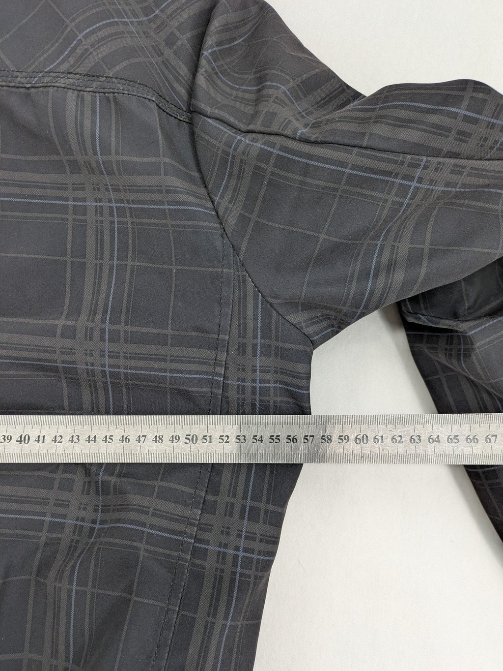 Jack & Jones grey checkered winter jacket with hood, quilted lining, and zip closure.