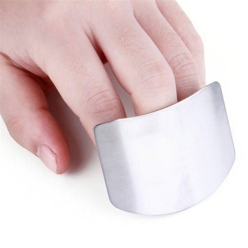 Edelstahl cutting aid silver with open ring design for finger protection while slicing.
