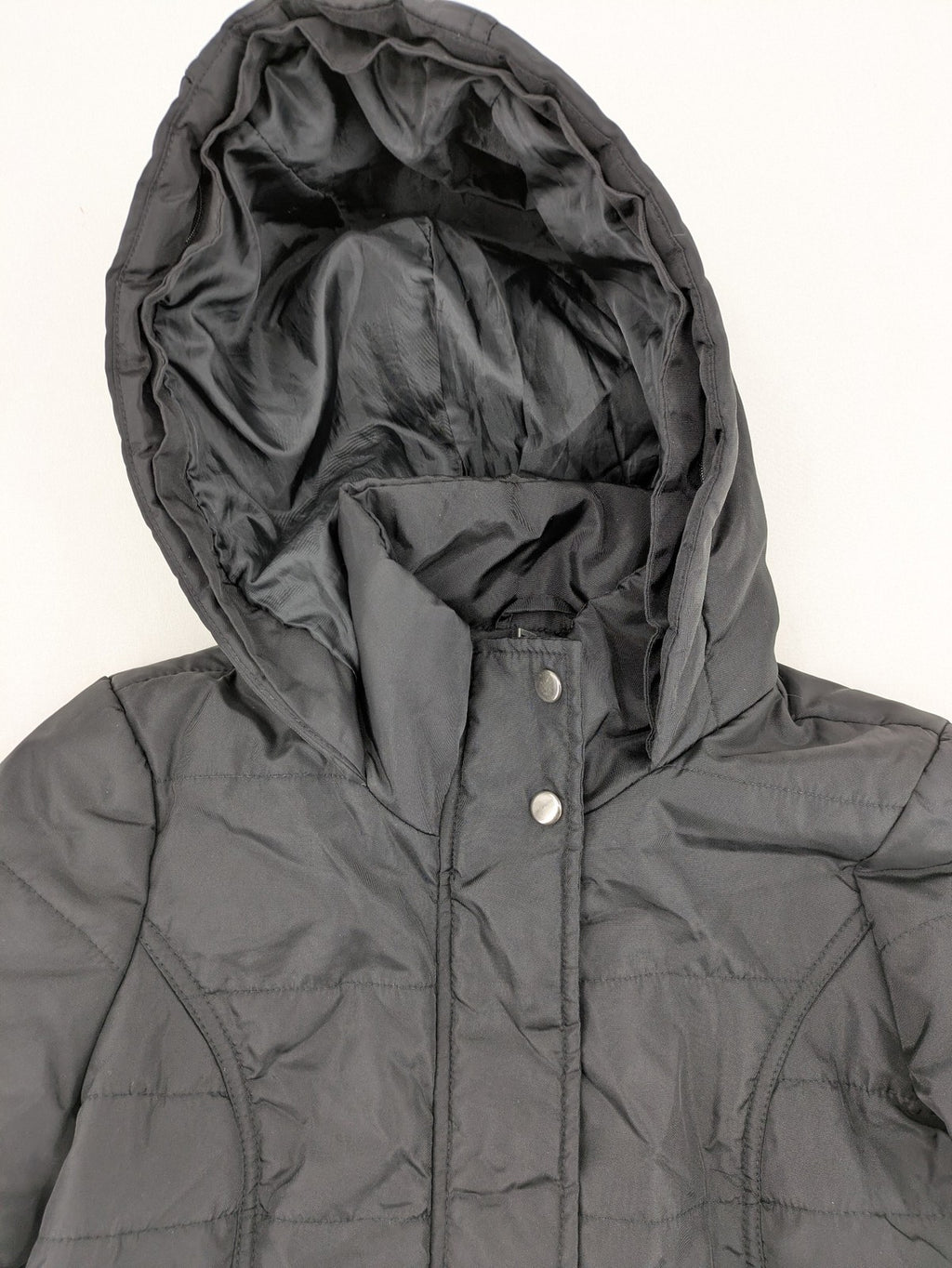Vero Moda black quilted jacket with hood, reflective stripes, nylon material.