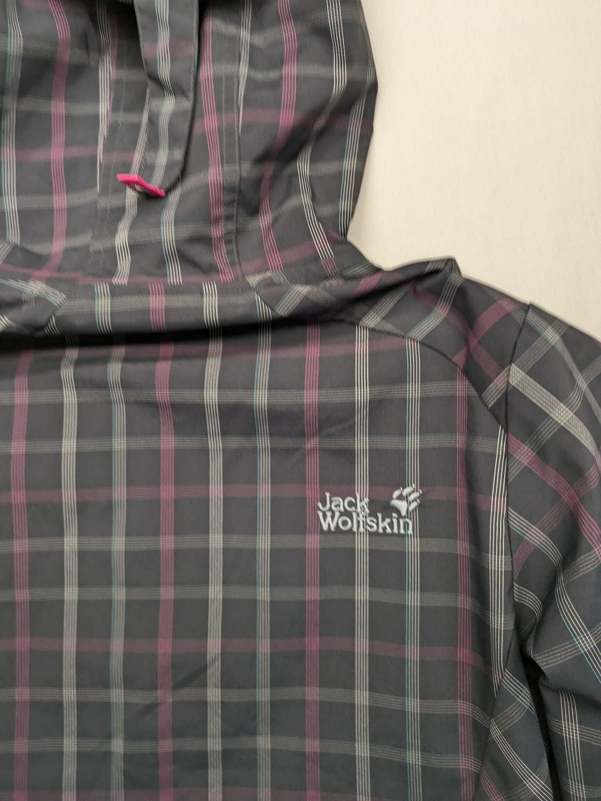 Jack Wolfskin pink softshell jacket grey check pattern, Flex Shield technology, hooded.