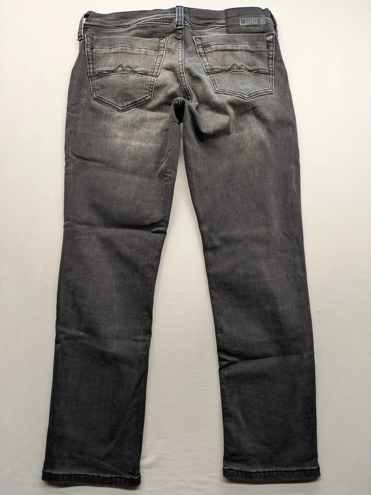 Mustang straight jeans grey washed look with classic 5-pocket design and zipper.