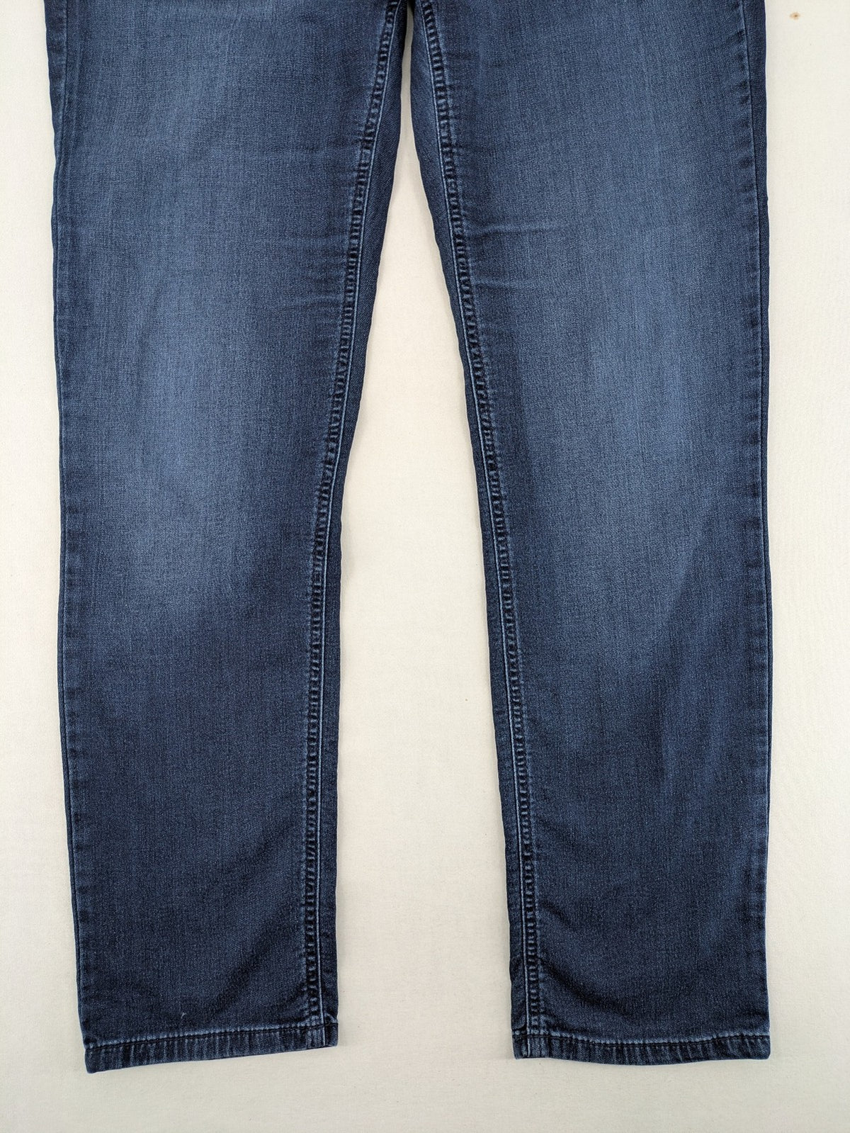 Mac Jeans blue slim fit straight jeans with light wash and stretch material.