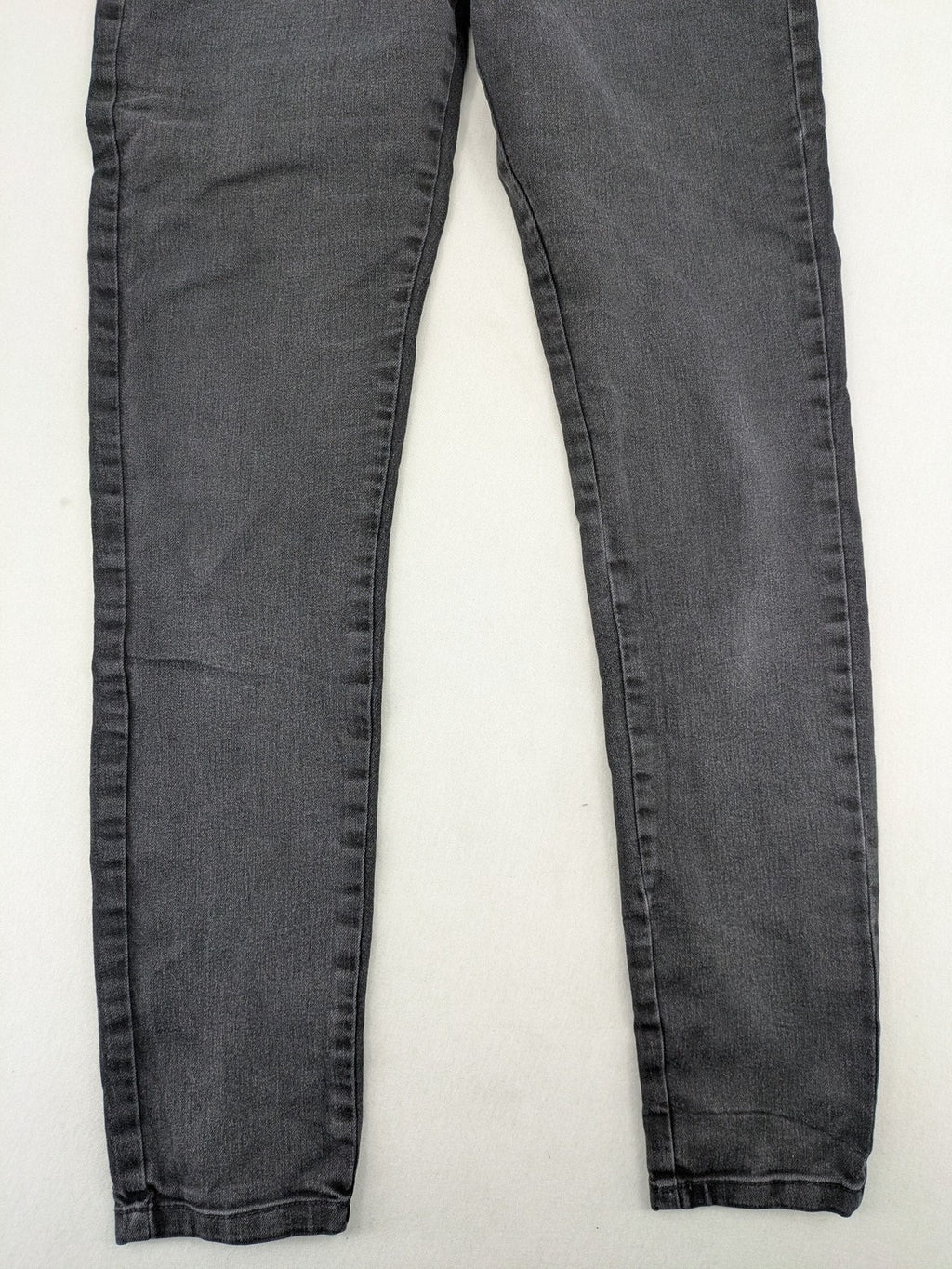 Noisy May grey skinny jeans with classic 5-pocket design and button closure.