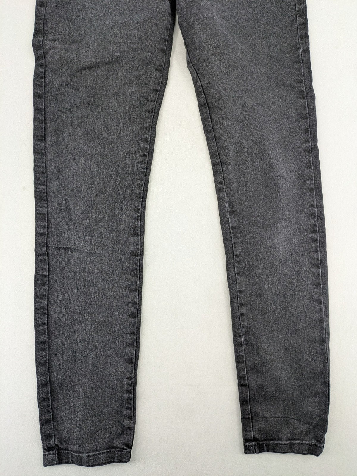 Noisy May grey skinny jeans with classic 5-pocket design and button closure.