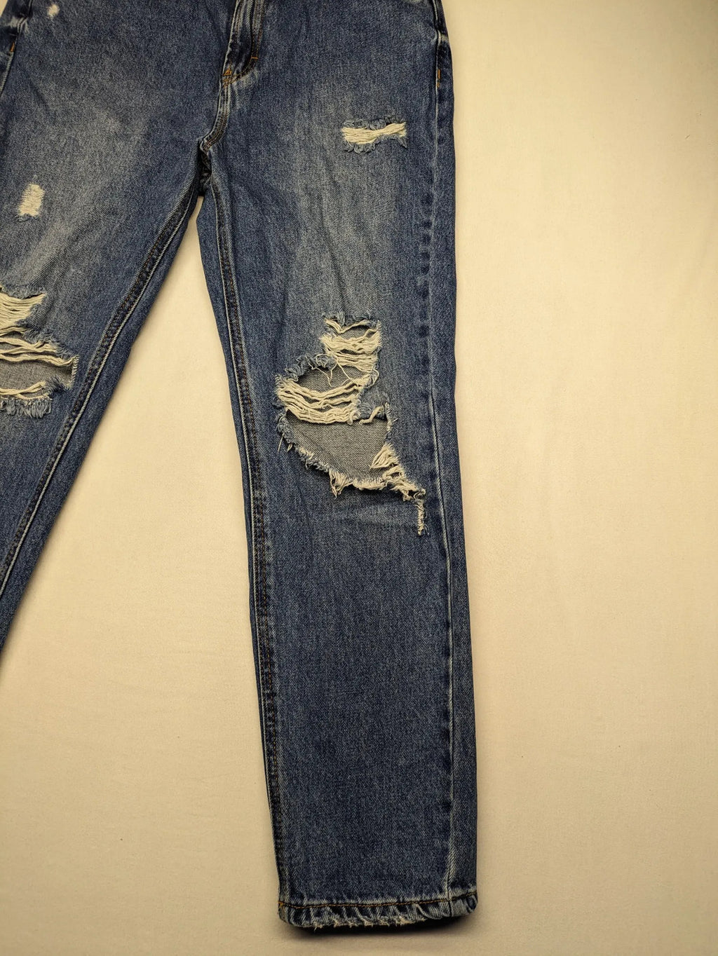 Pull&Bear blue mom jeans high-waist with distressed rips and 100% cotton fabric.