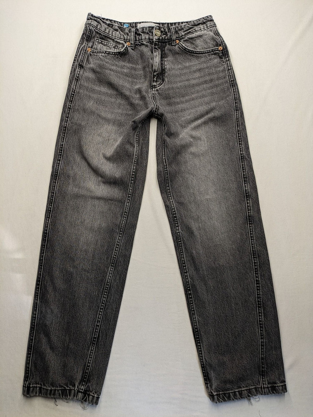 Retro black straight jeans washed denim vintage look with baggy fit and distressed details.