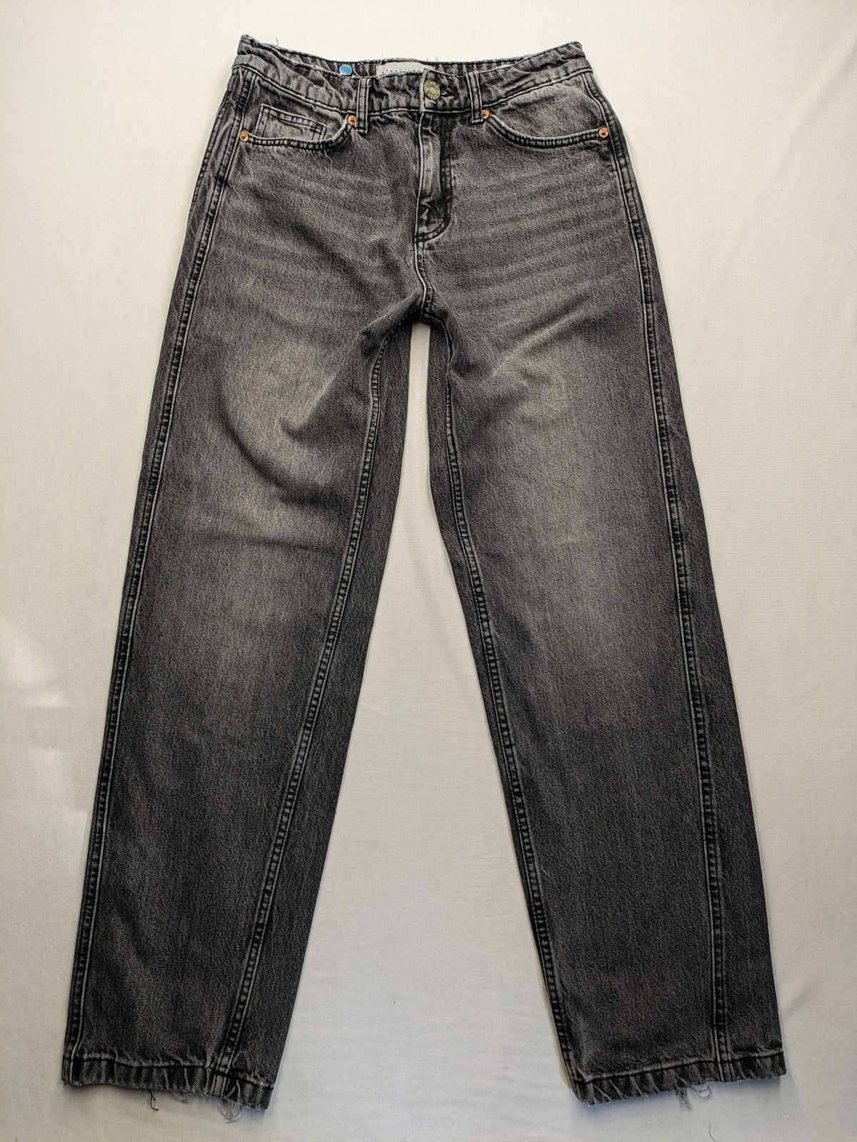 Retro black straight jeans washed denim vintage look with baggy fit and distressed details.