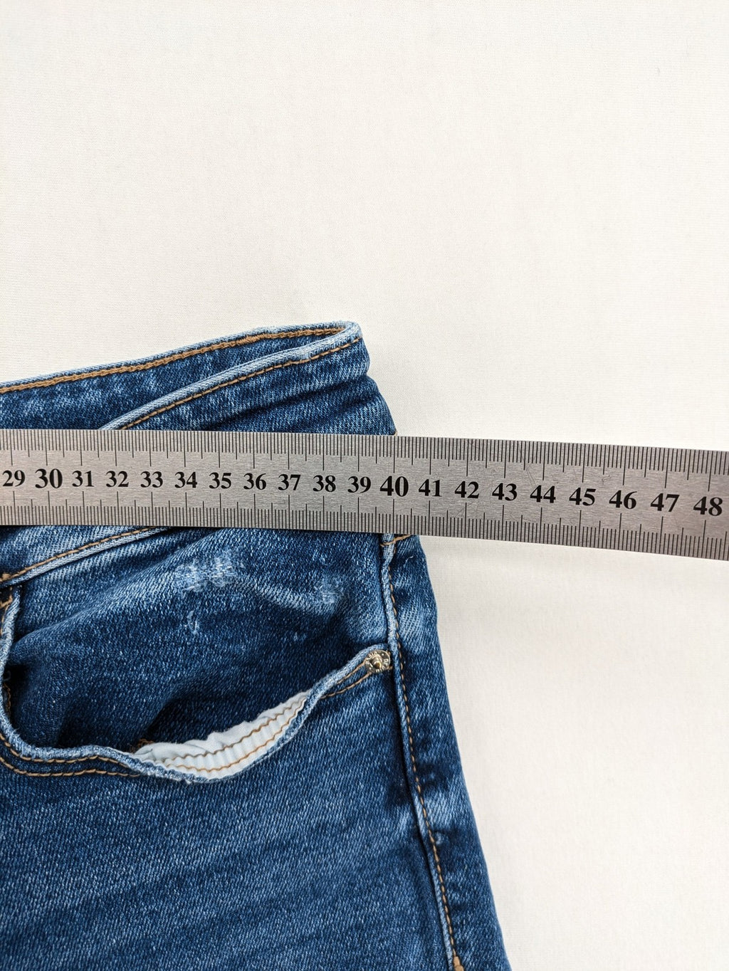 Stradivarius blue low waist skinny jeans with subtle fading and classic denim texture.