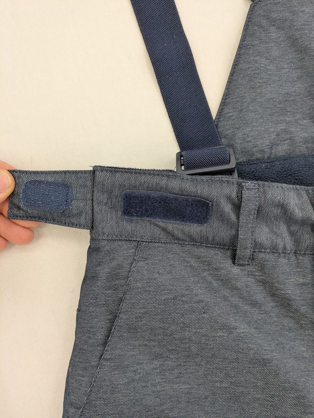 Topolino grey snow pants with adjustable straps and durable insulated material.