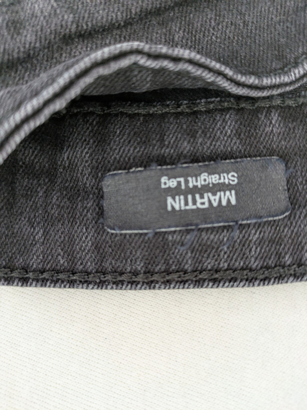 Mavi straight jeans black washed denim with subtle stretch and classic design.