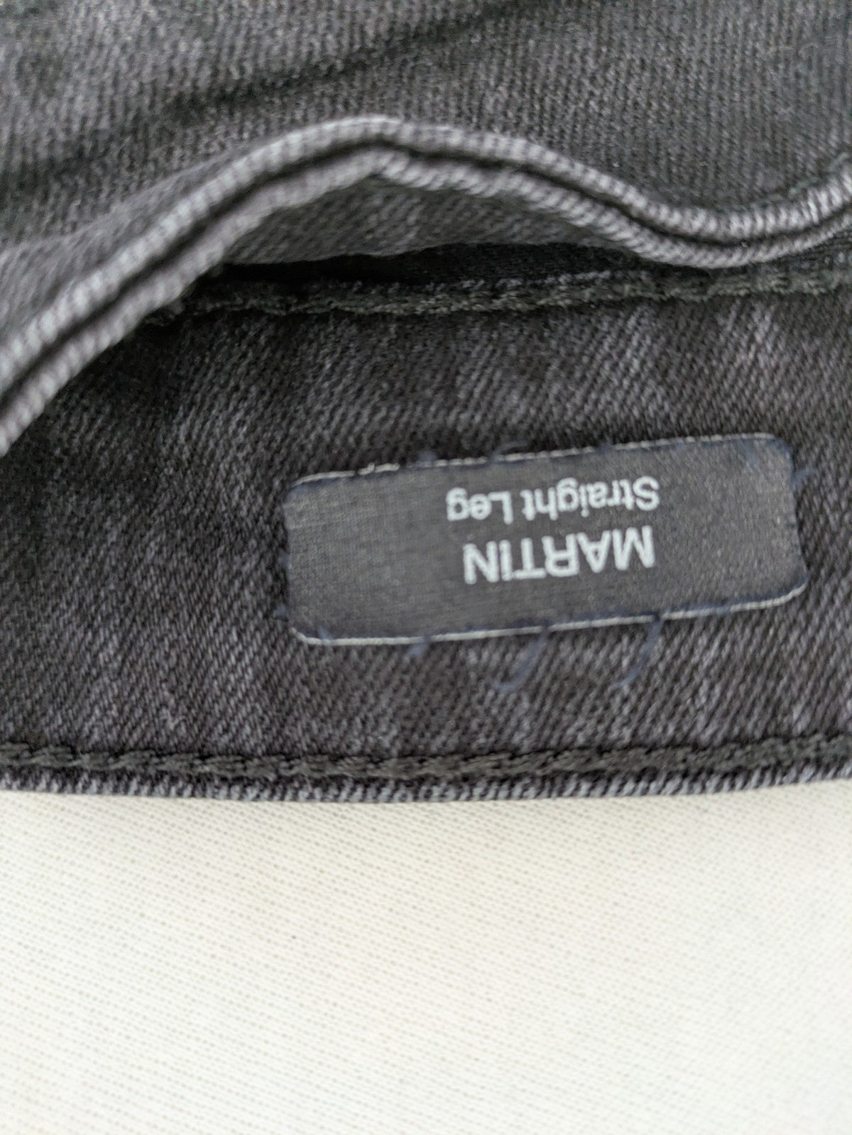 Mavi straight jeans black washed denim with subtle stretch and classic design.