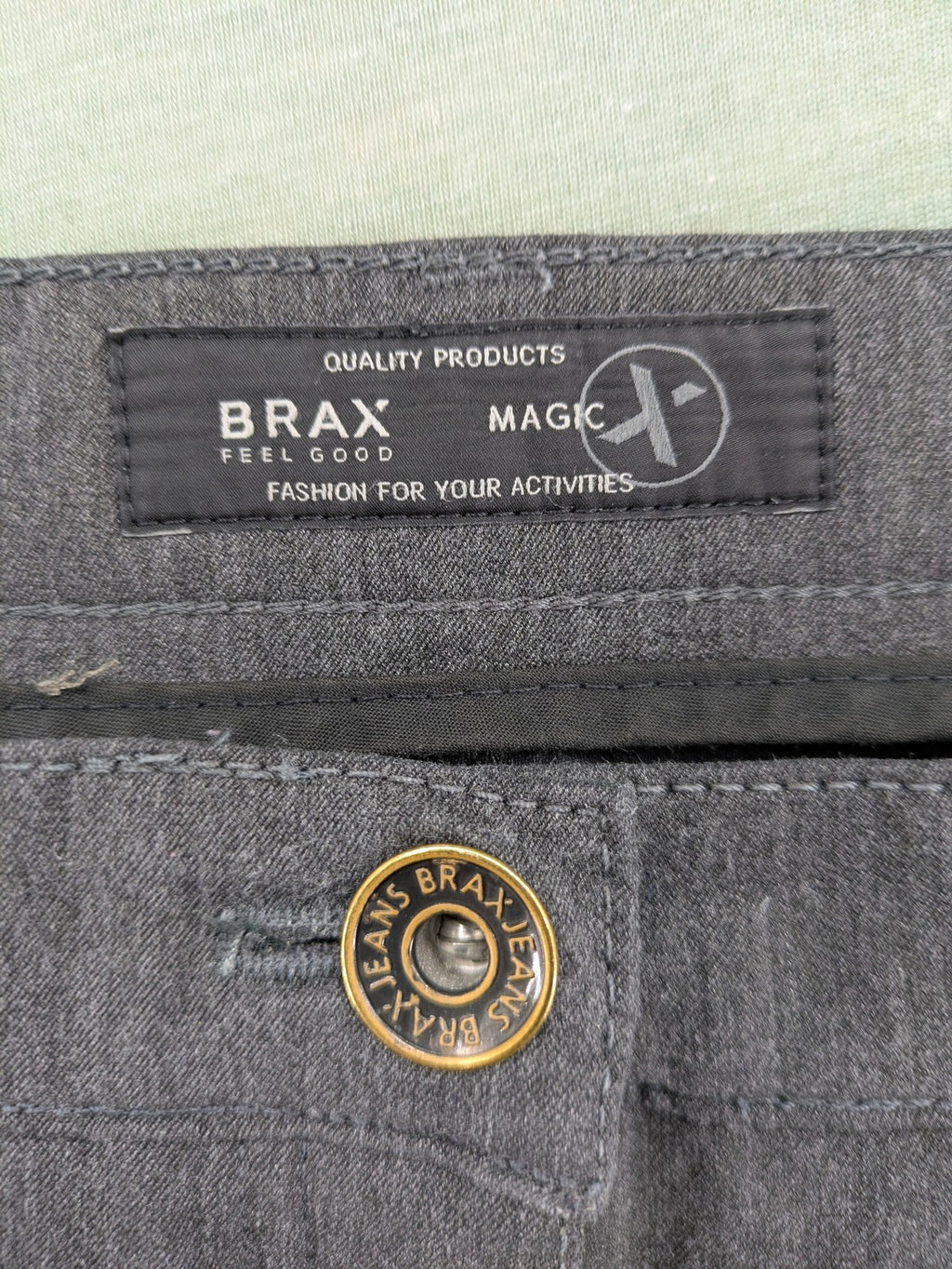 BRAX pants pink 5-pocket design with stretch material and logo detail.