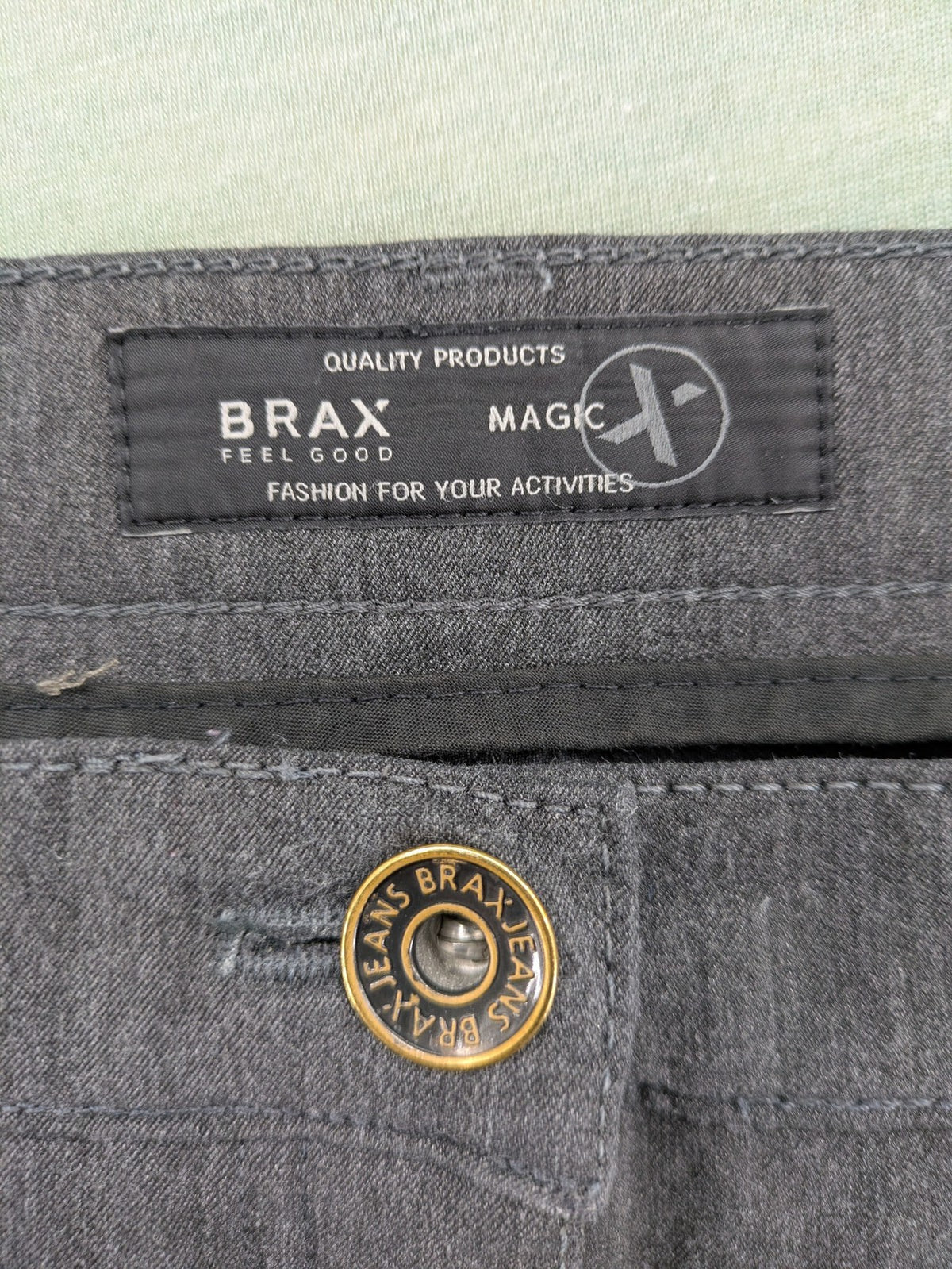 BRAX pants pink 5-pocket design with stretch material and logo detail.