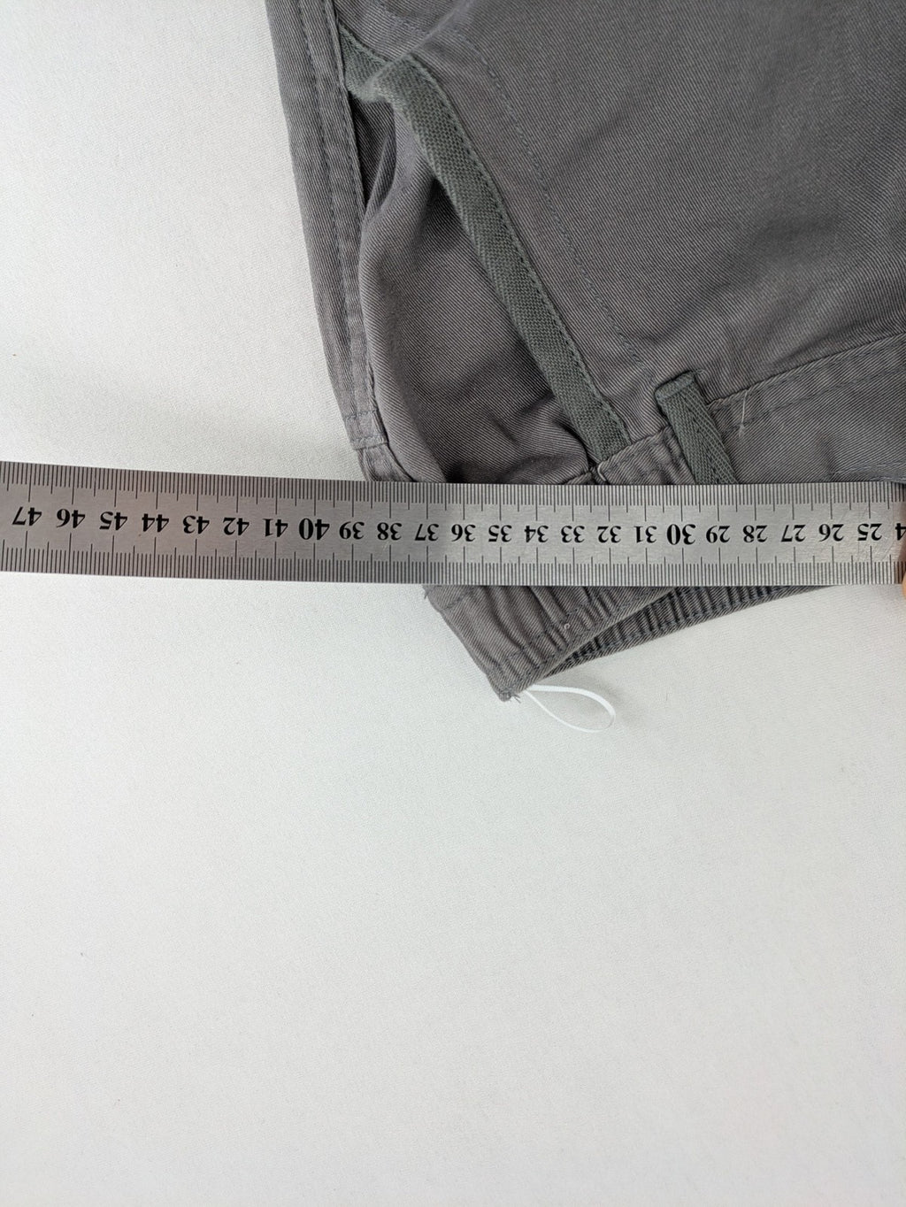 C&A grey cargo shorts with multiple pockets and elastic waistband, made of cotton.