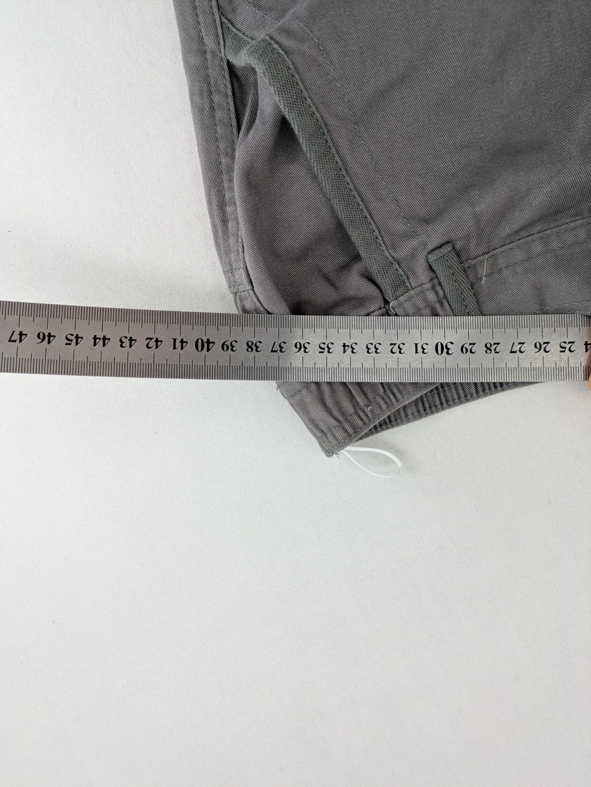 C&A grey cargo shorts with multiple pockets and elastic waistband, made of cotton.