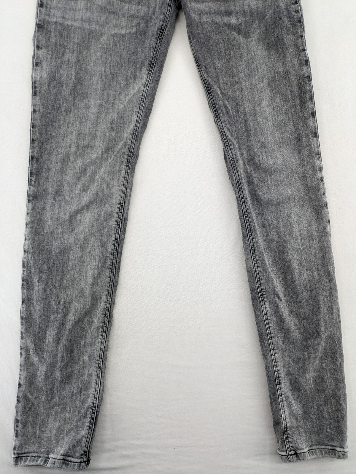Cross Jeans grey straight jeans slim fit with classic 5-pocket design and used look.