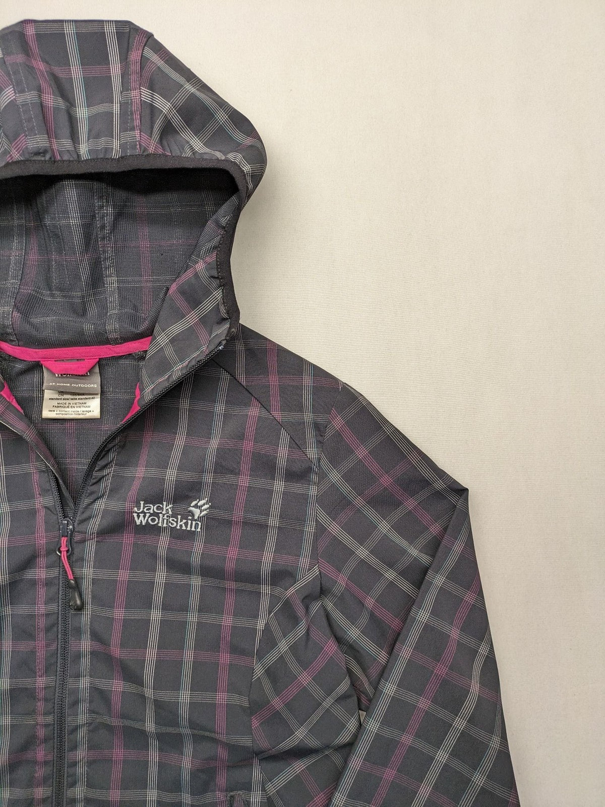 Jack Wolfskin pink softshell jacket grey check pattern, Flex Shield technology, hooded.