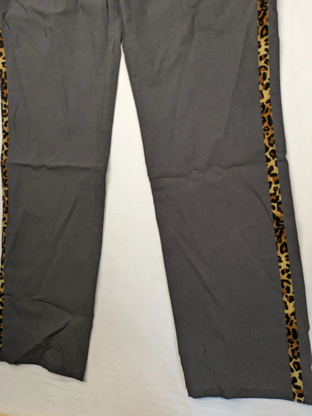 Elegante multi pants grey leopard print side stripes, stretchy material with pockets.