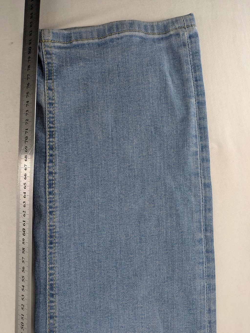 Manguun blue straight jeans with distressed wash and classic 5-pocket design.