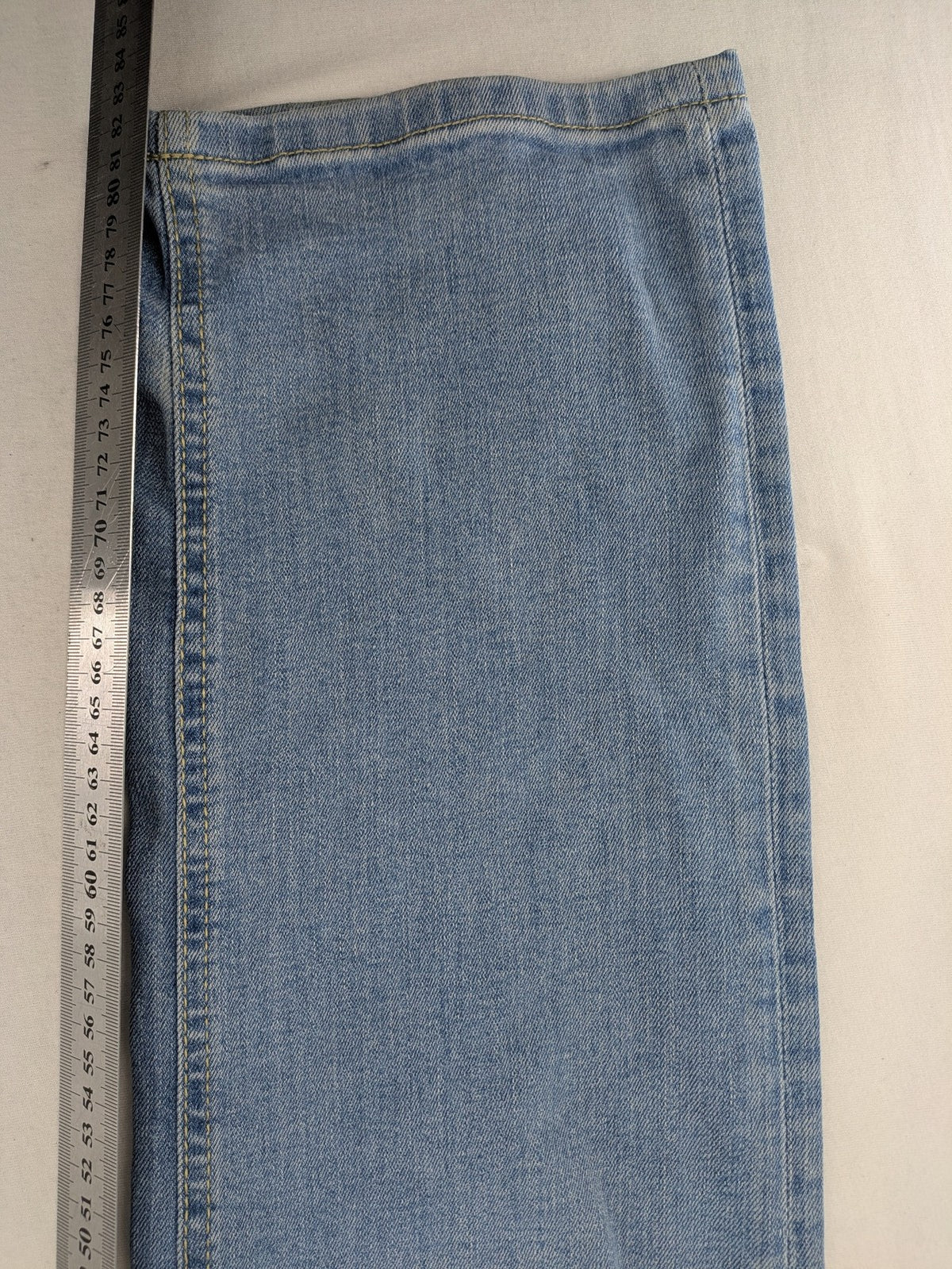 Manguun blue straight jeans with distressed wash and classic 5-pocket design.