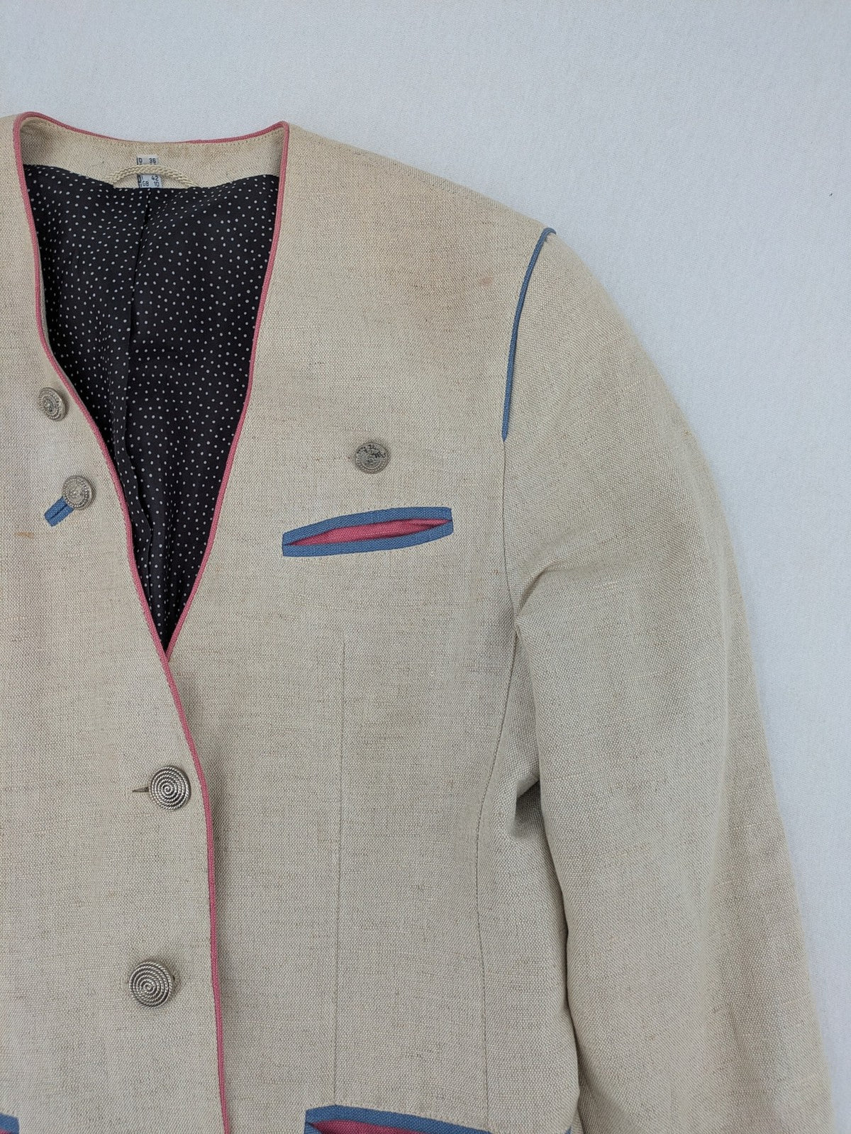 Damen Trachtenjacke beige linen look with pink and blue piping, decorative metal buttons, polka dot lining.