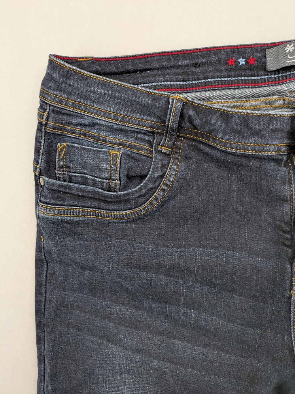 Multiblu blue straight jeans medium waist used look 5-pocket design with button and zipper.
