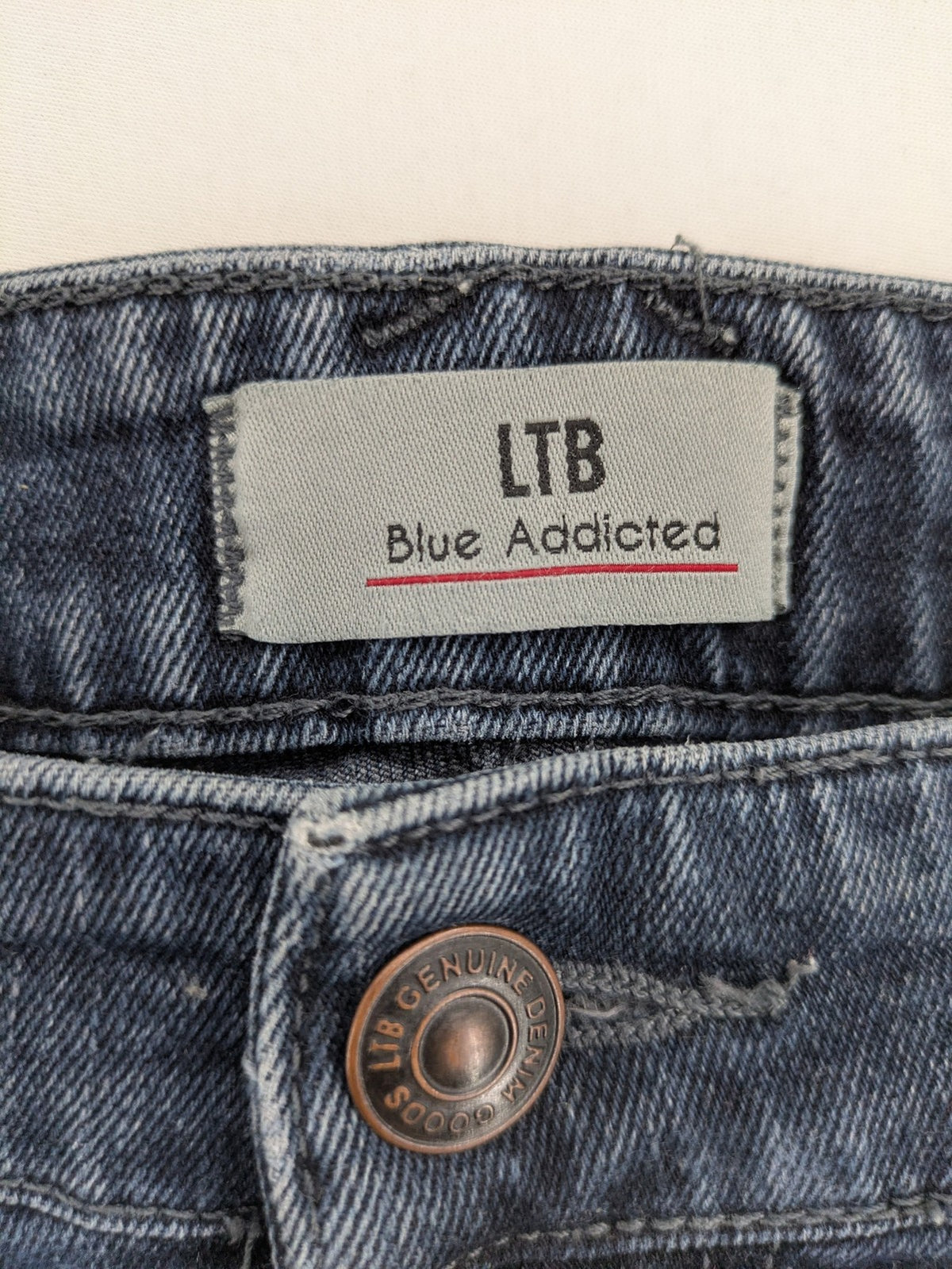 LTB blue straight jeans Joshua model with low rise slim fit and stretch denim.