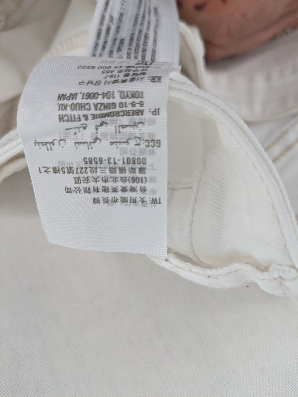 Hollister white super skinny high rise jeans with classic 5-pocket design and zipper closure.