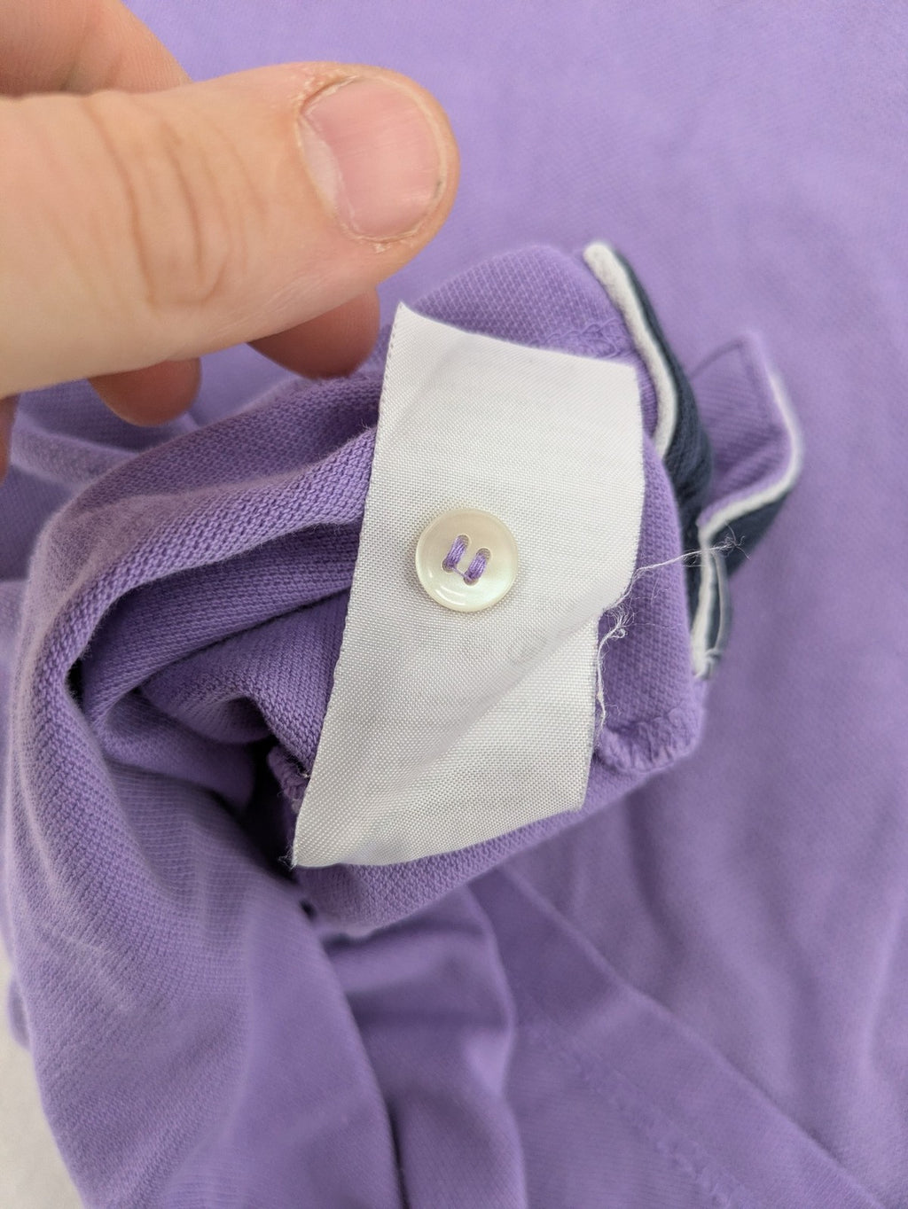 Arqueonautas purple polo shirt, short sleeves, embroidered logo, 100% cotton.