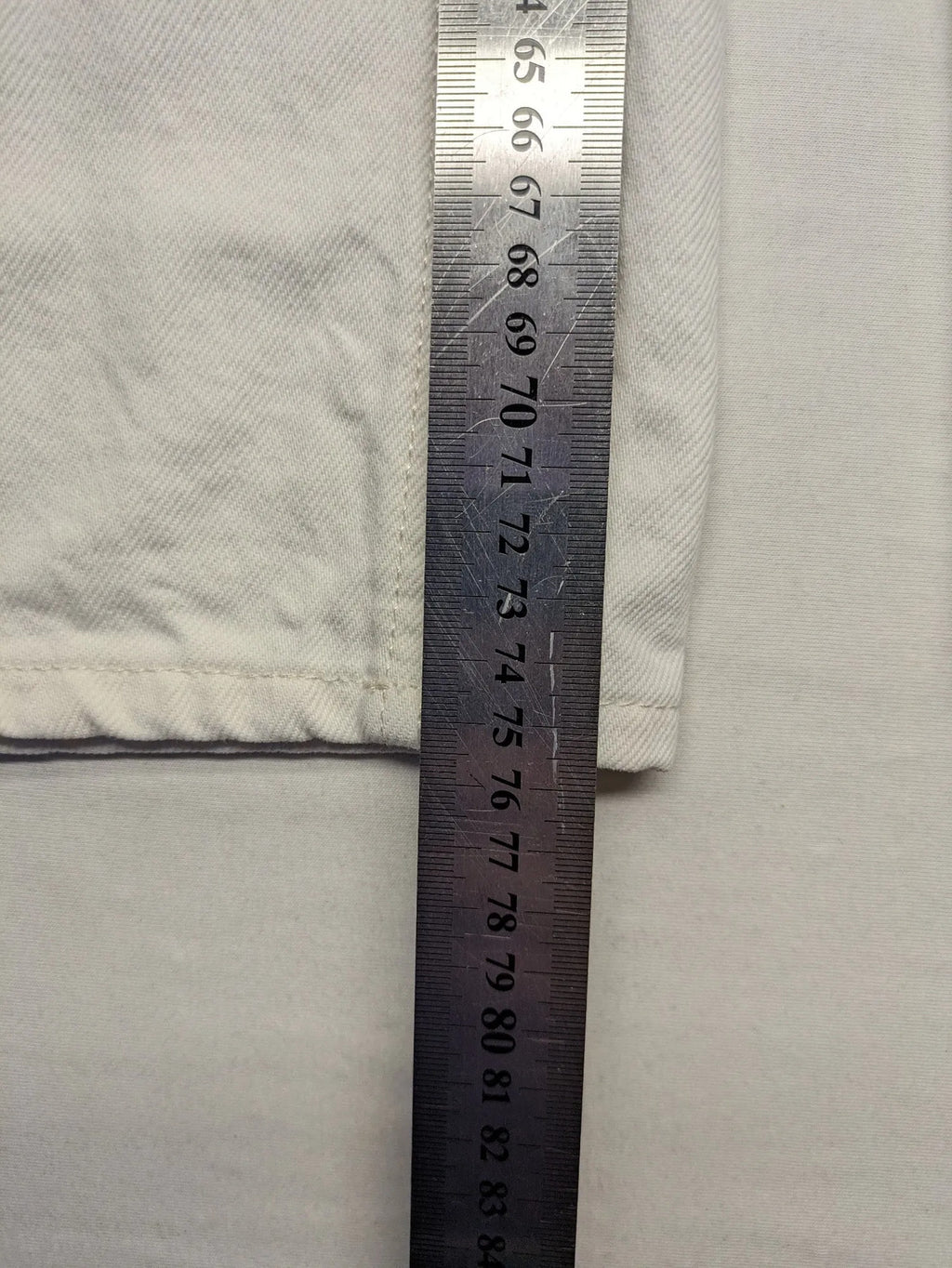 H&M white straight jeans high rise 5-pocket style made from 100% cotton.