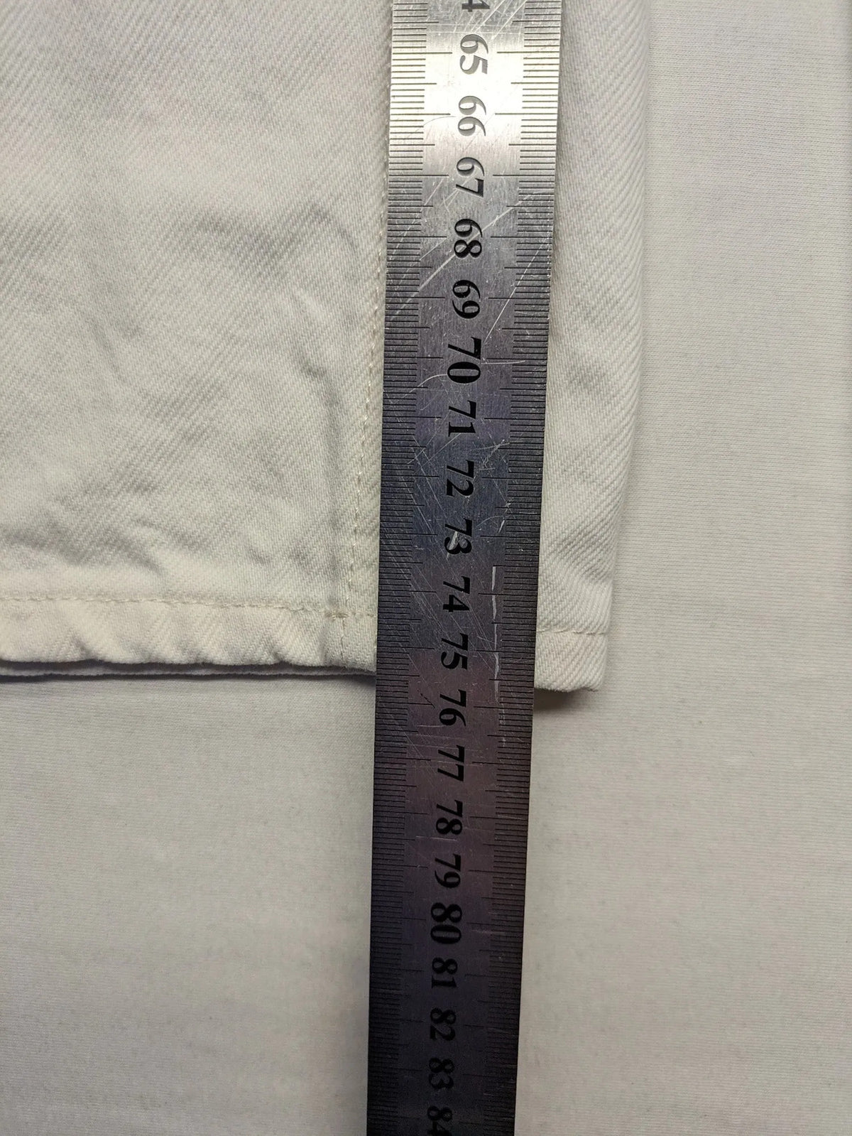 H&M white straight jeans high rise 5-pocket style made from 100% cotton.