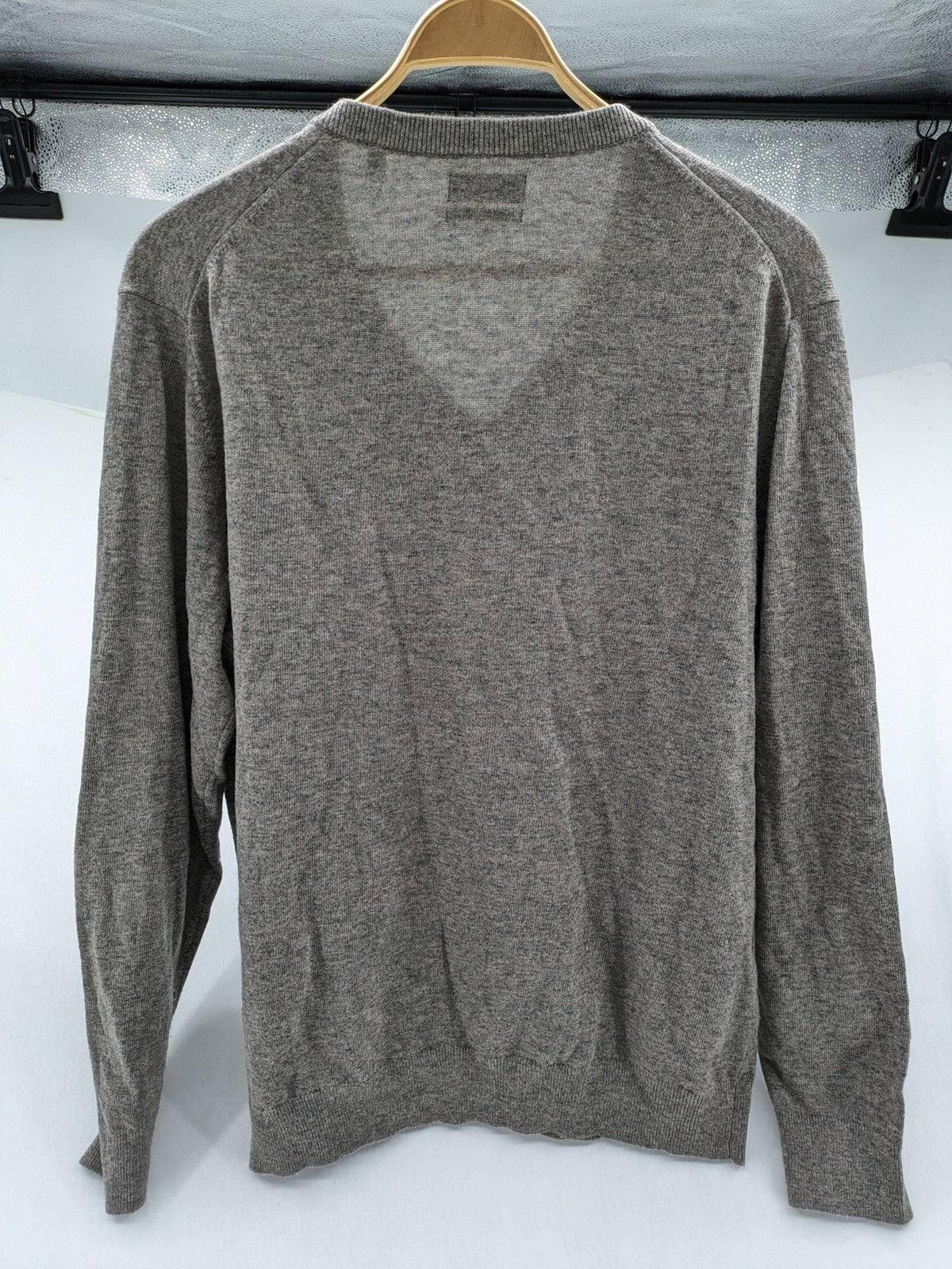 GANT grey V-neck sweater extra fine lambswool with subtle embroidered logo.