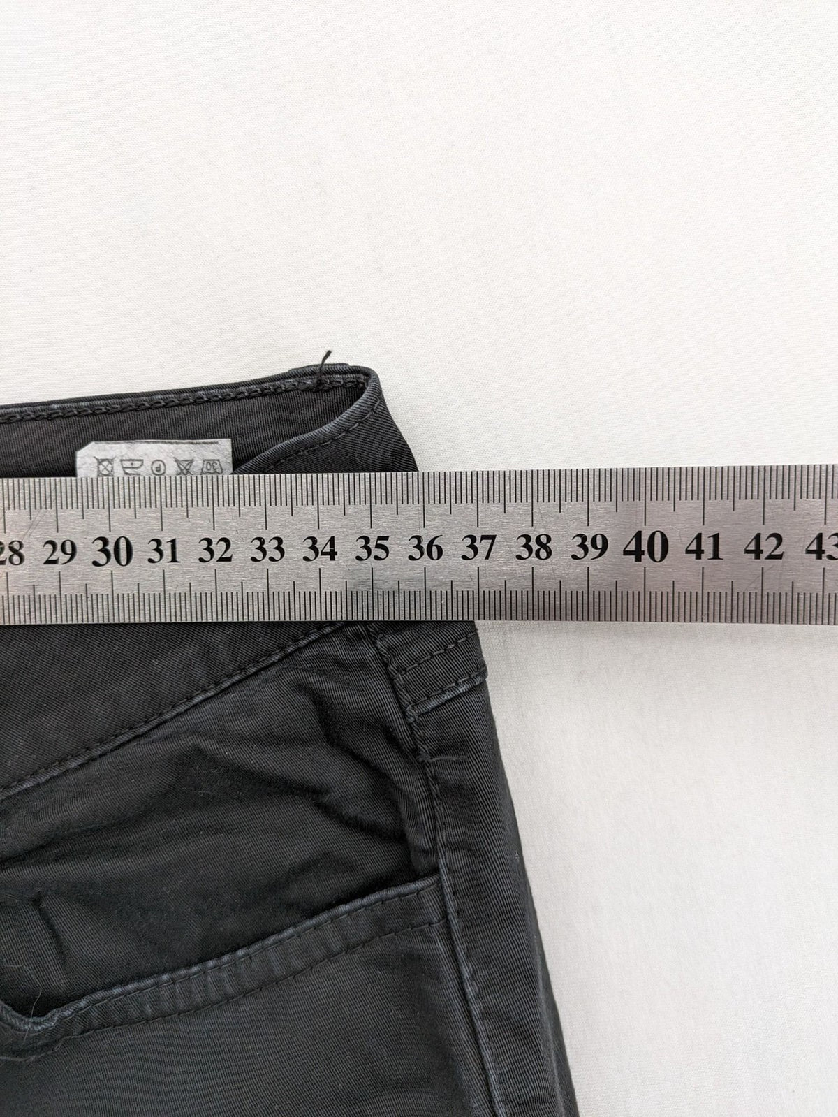 Kontatto pink straight jeans 5-pocket design with stretch material and slim fit.