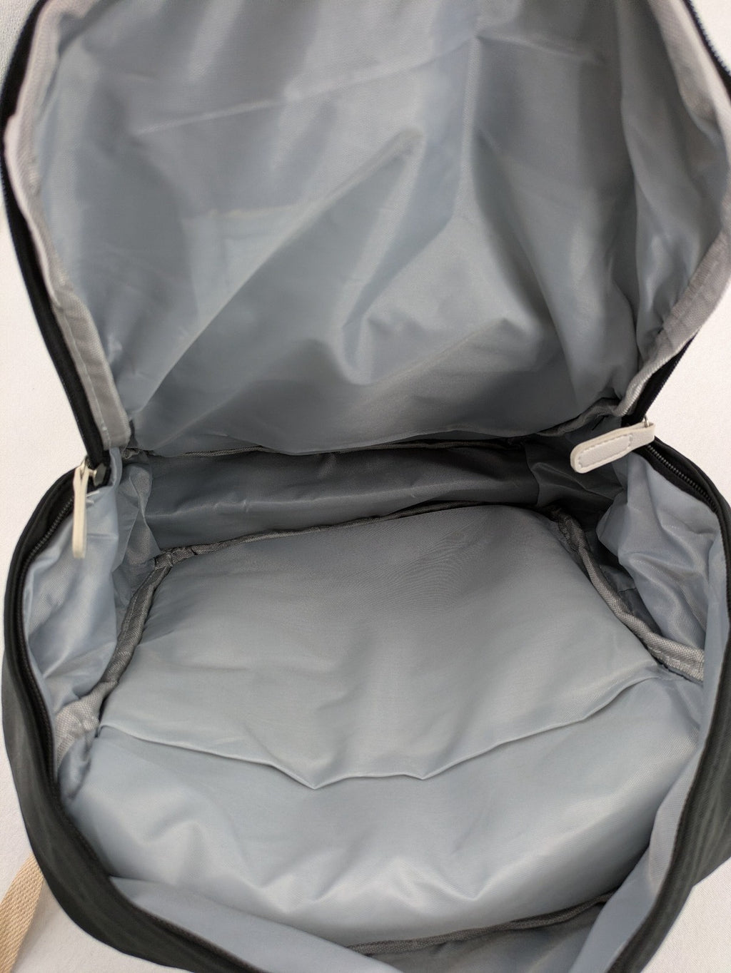 Yishuihan grey messenger bag with multiple pockets and contrast detailing.