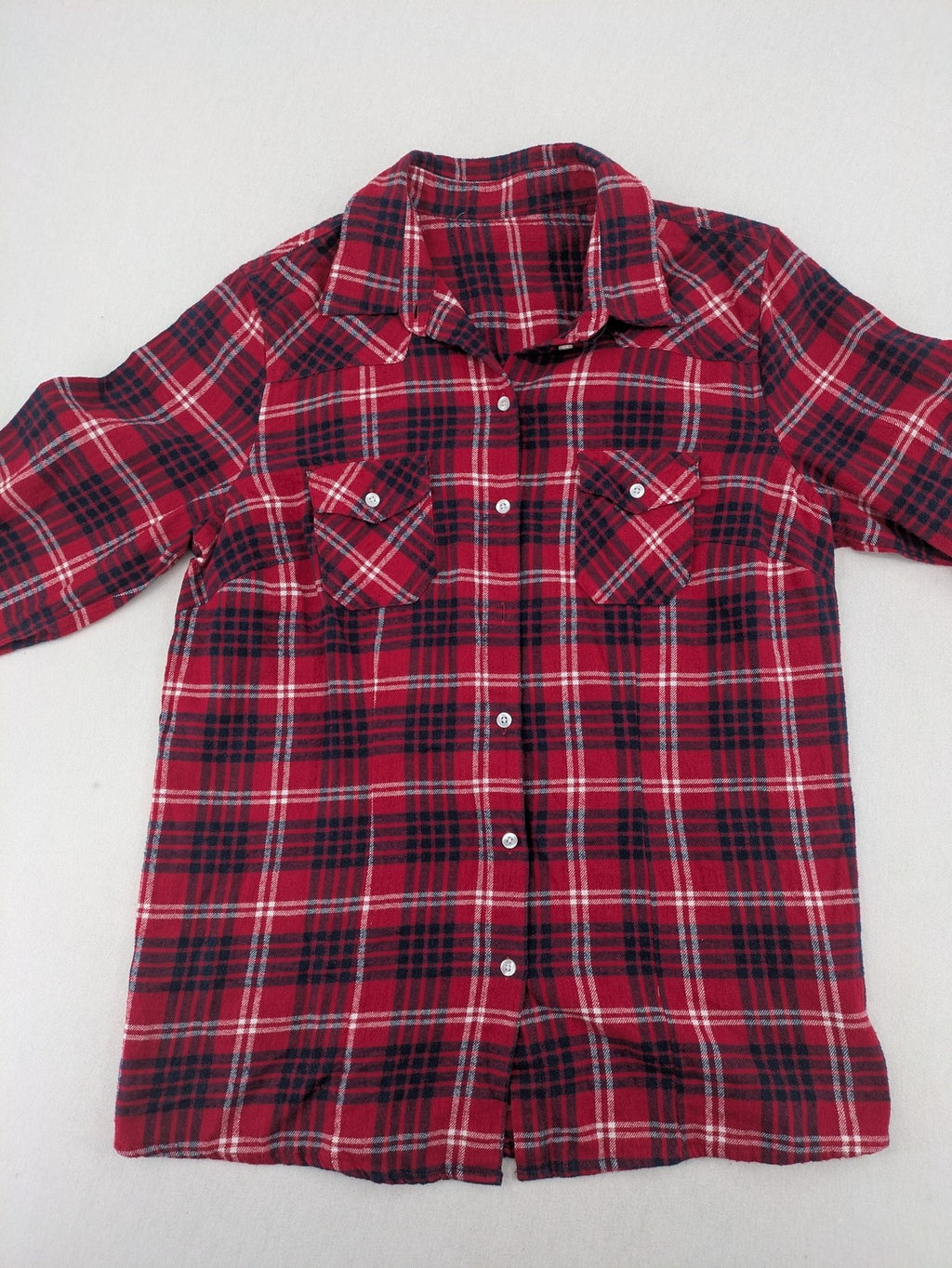 Baumwolle red check flannel shirt long sleeve with two chest pockets and button-down collar.