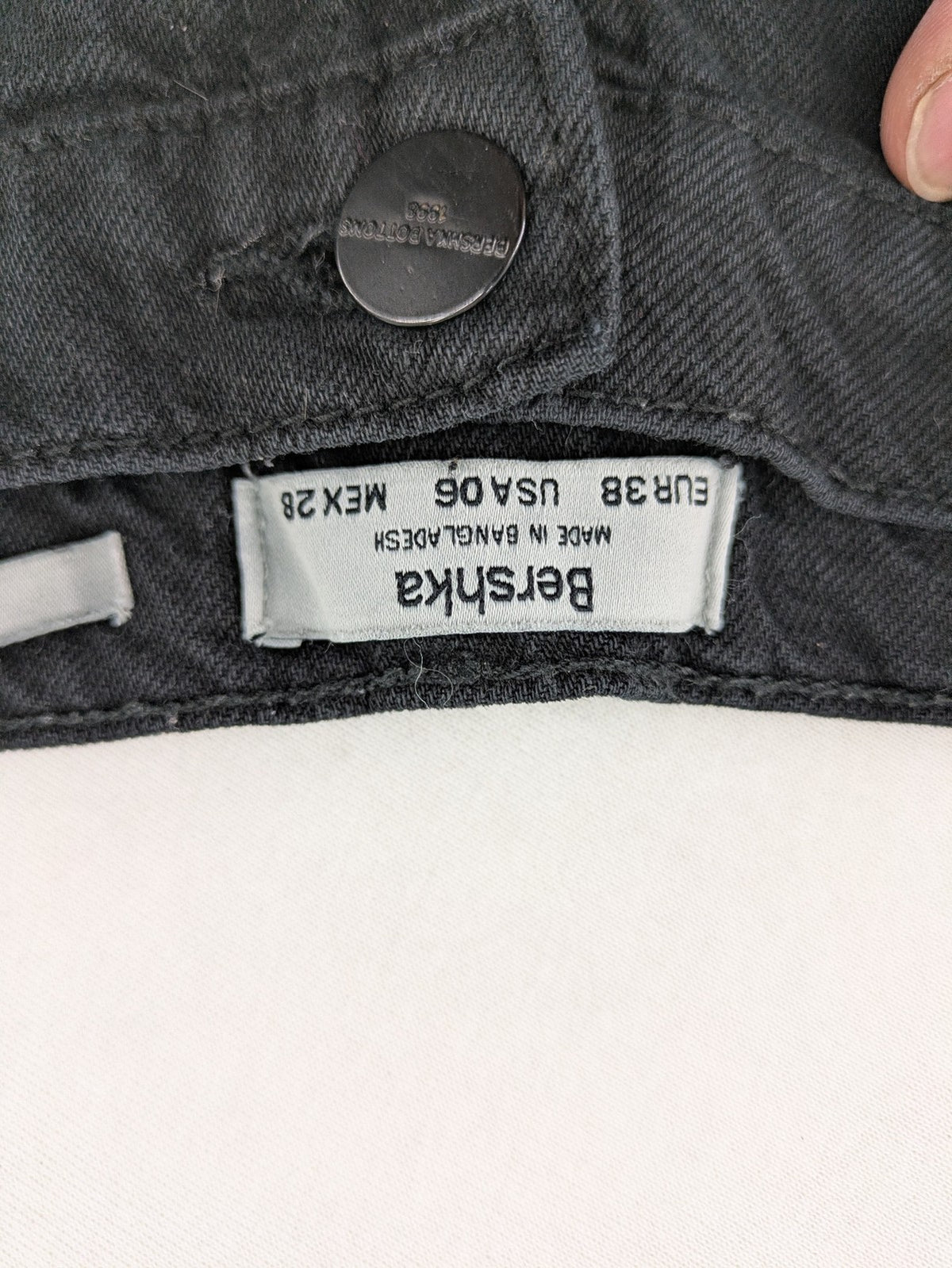Bershka grey wide leg jeans high waist with classic 5-pocket design and button closure.