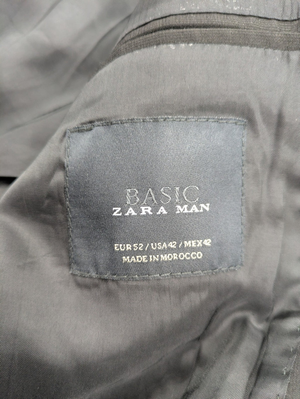 Zara Man grey blazer two-button design with structured silhouette and smooth lining.