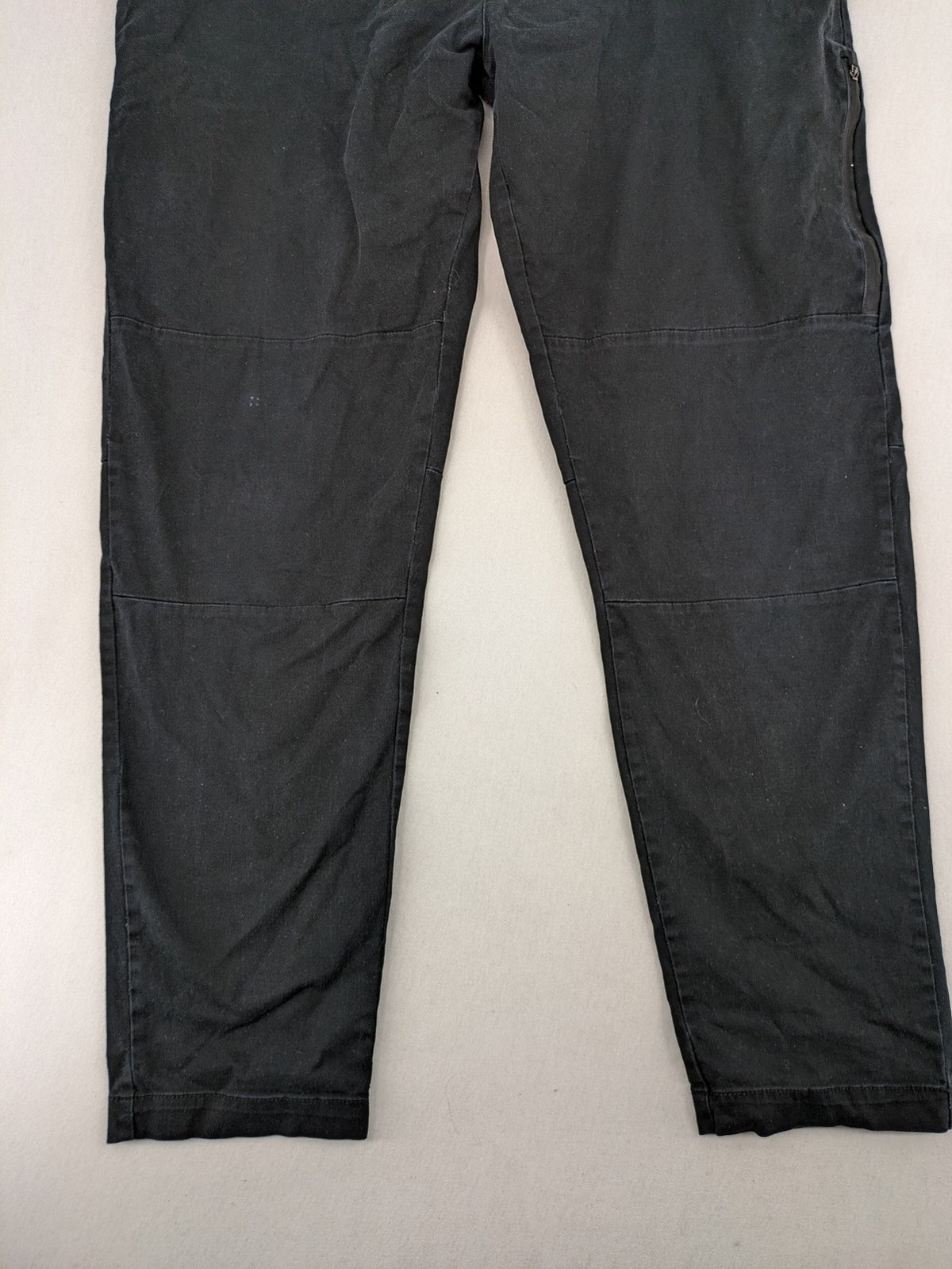 4F black cargo pants with reinforced knees, made from cotton-stretch material.