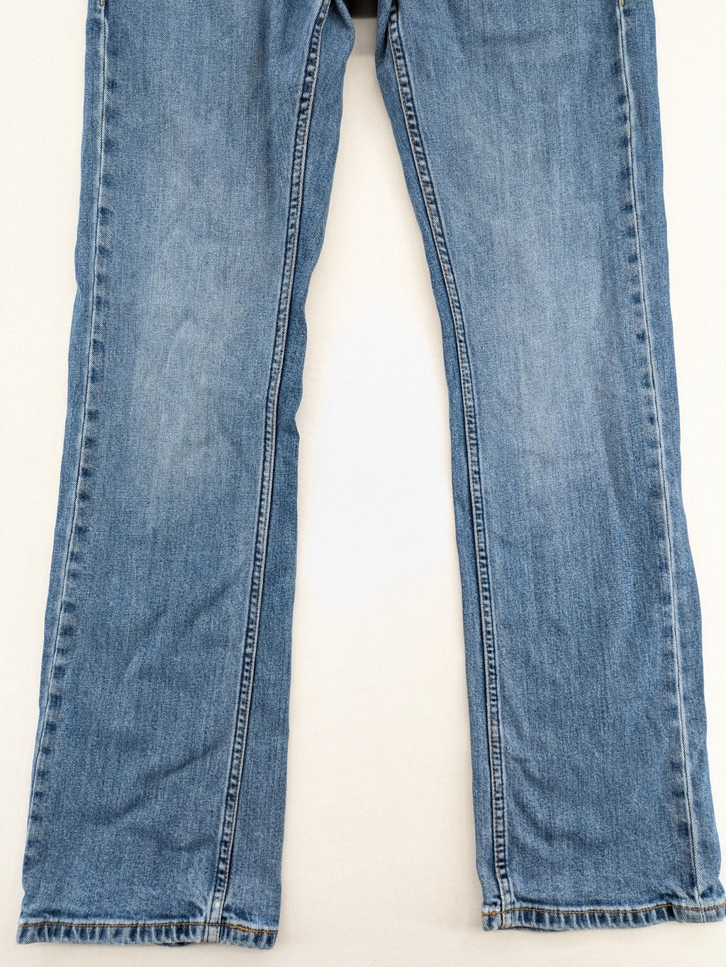 Mustang blue straight jeans with classic wash and durable denim material.